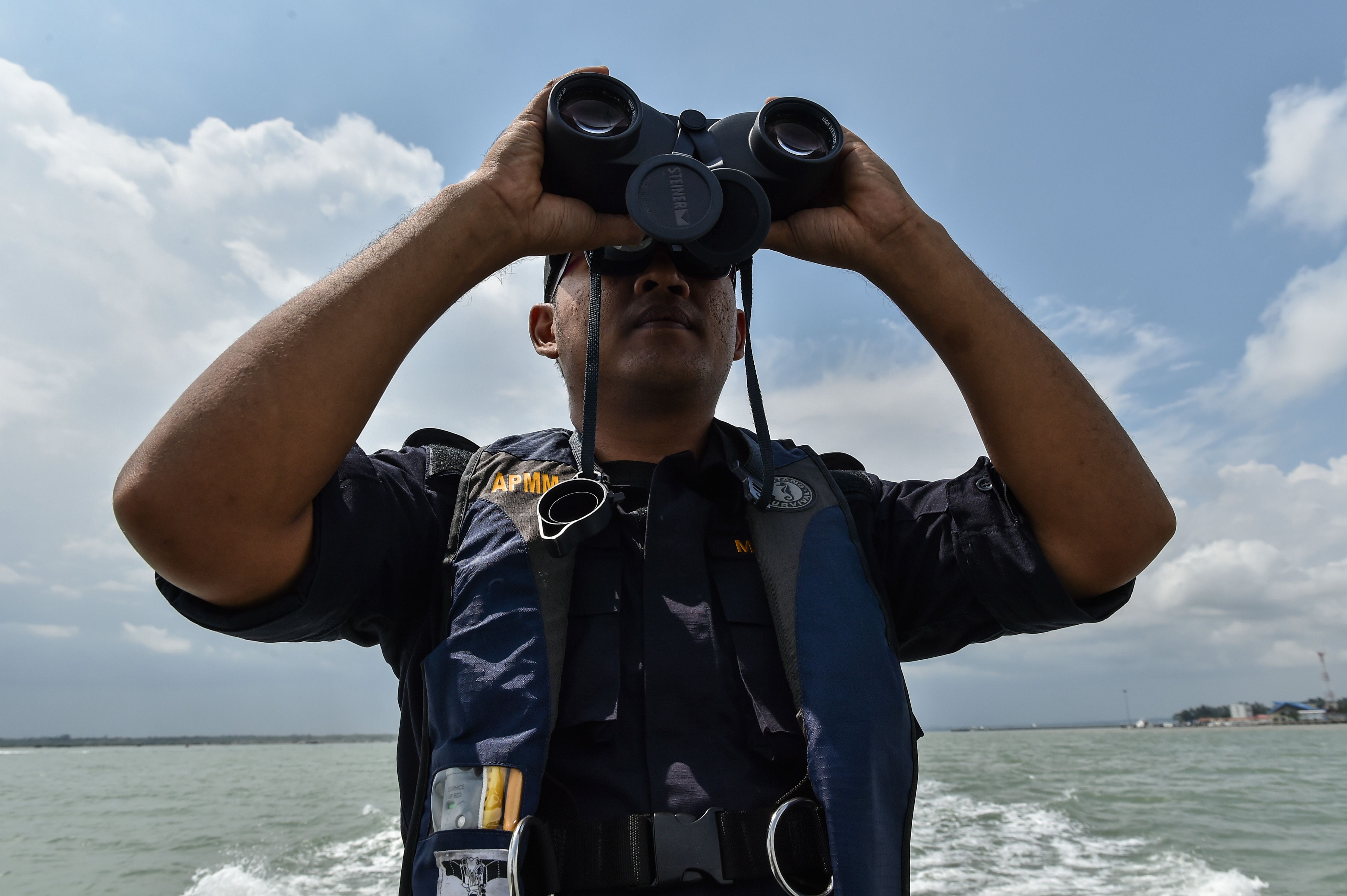 قائد بحرى ماليزى يبحث عن ضحايا المدمرة الأمريكية