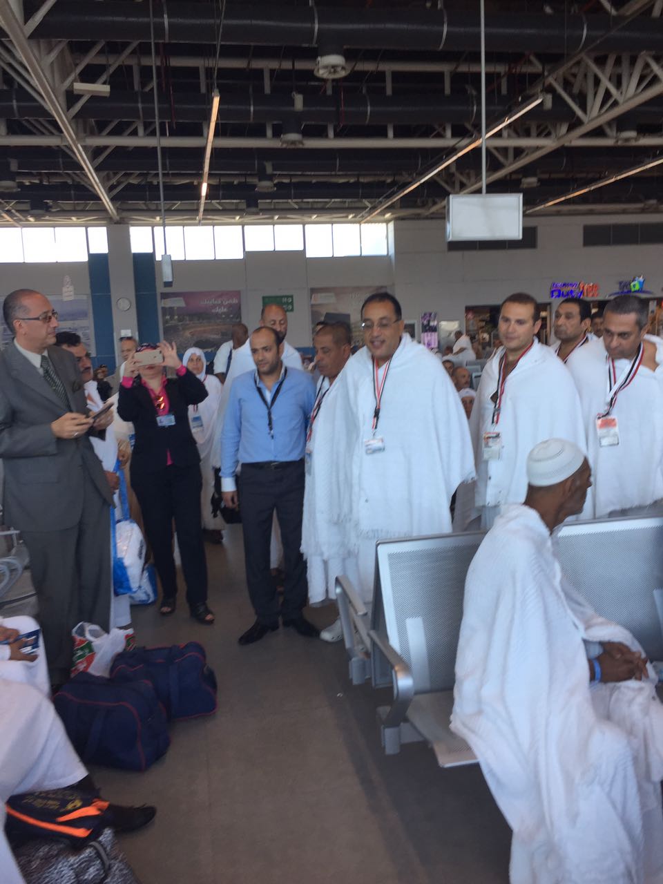 وزير الإسكان يغادر مطار القاهرة لأداء فريضة الحج  (7)