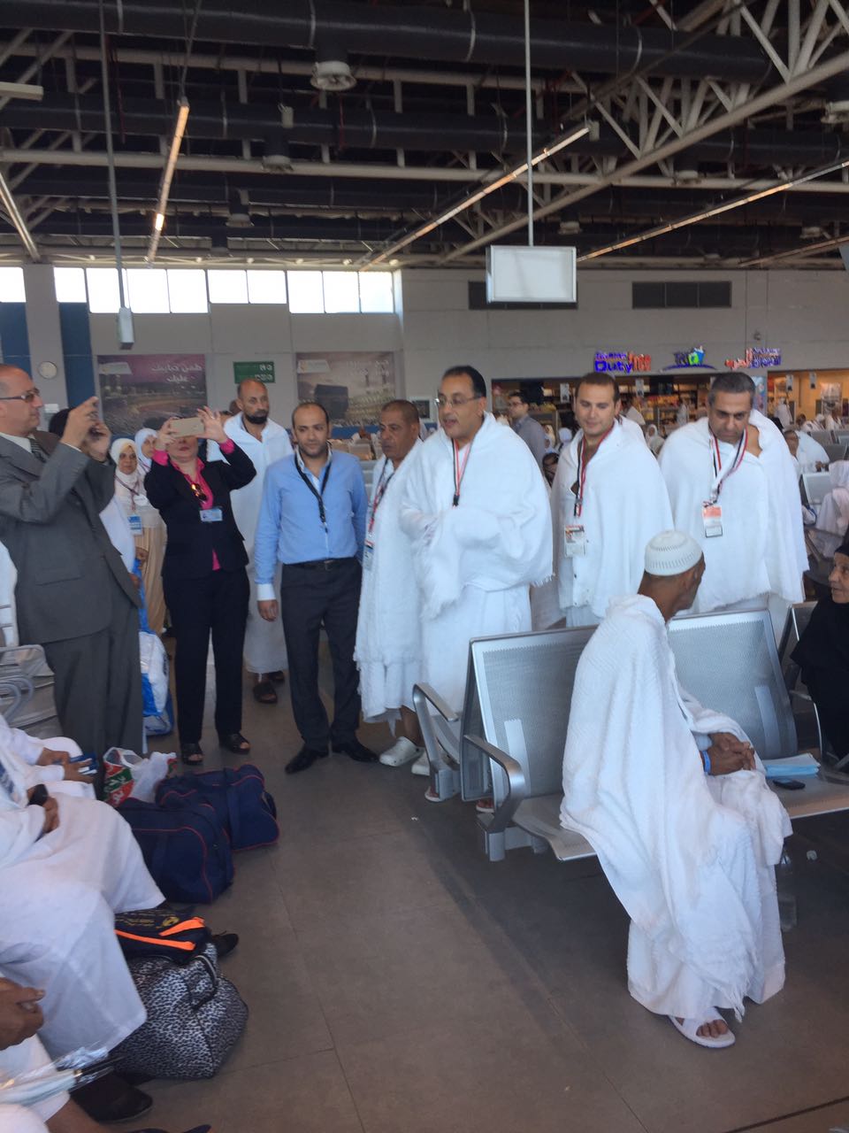 وزير الإسكان يغادر مطار القاهرة لأداء فريضة الحج  (8)