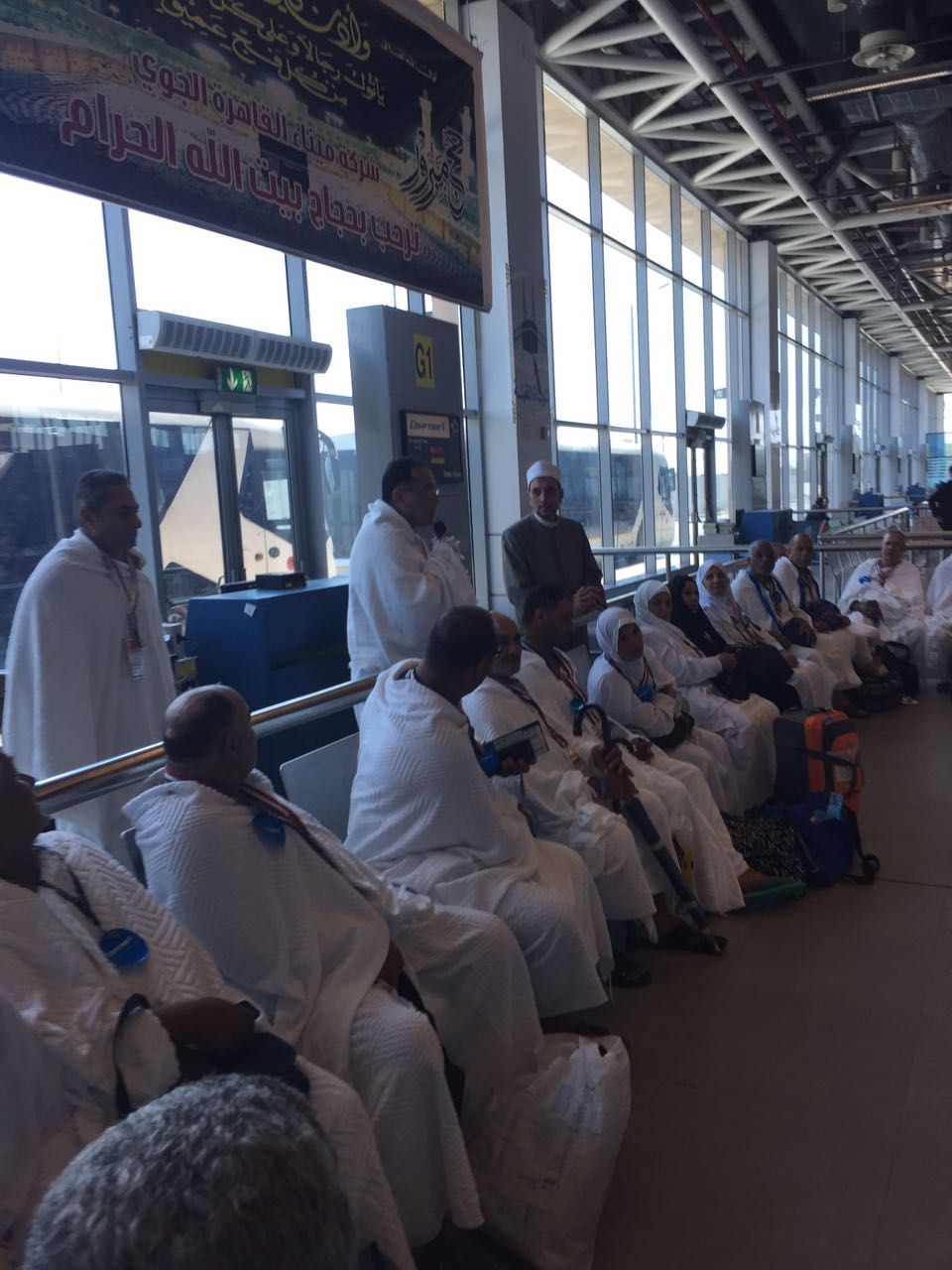 وزير الإسكان يغادر مطار القاهرة لأداء فريضة الحج  (1)