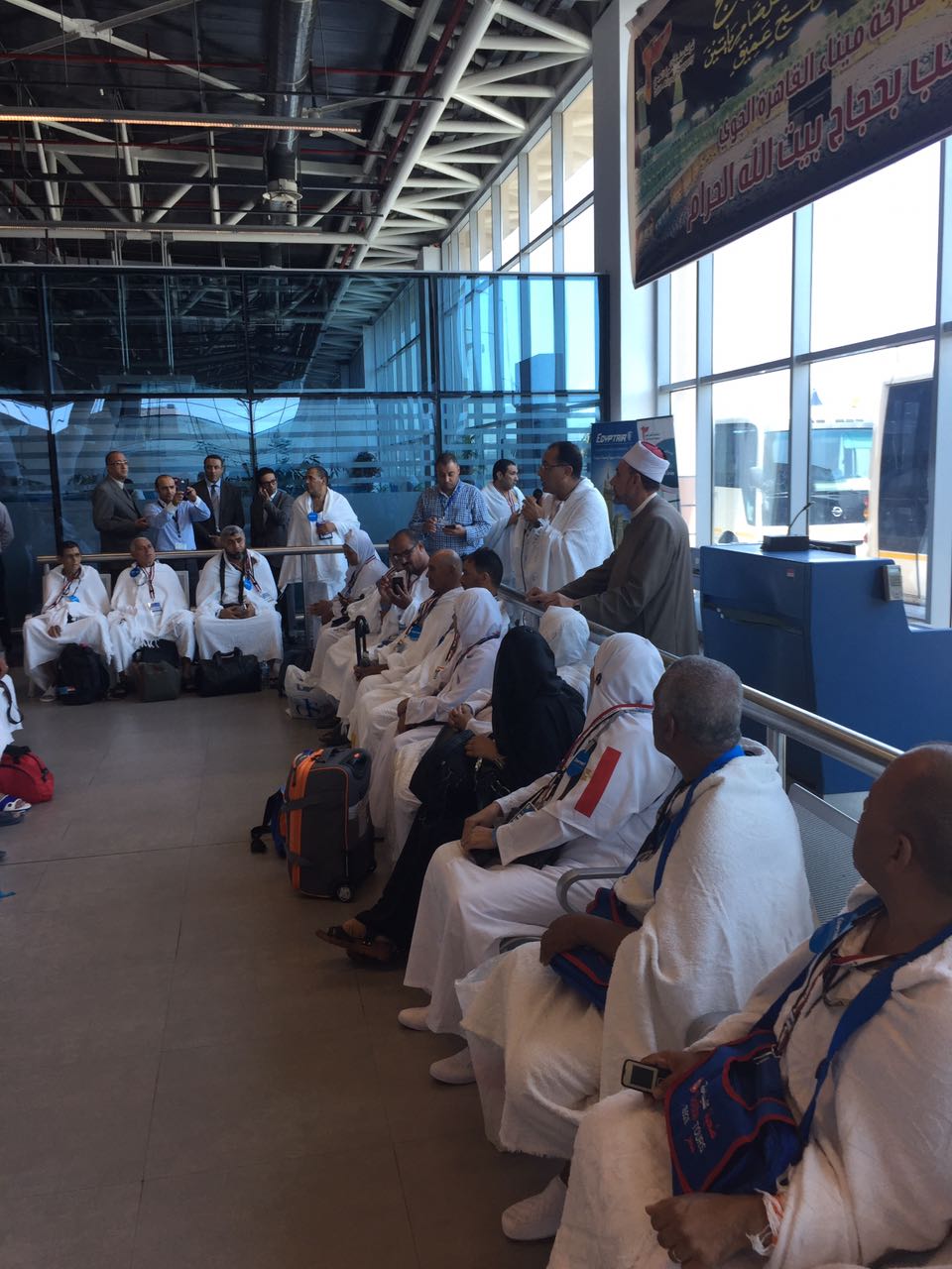 وزير الإسكان يغادر مطار القاهرة لأداء فريضة الحج  (2)