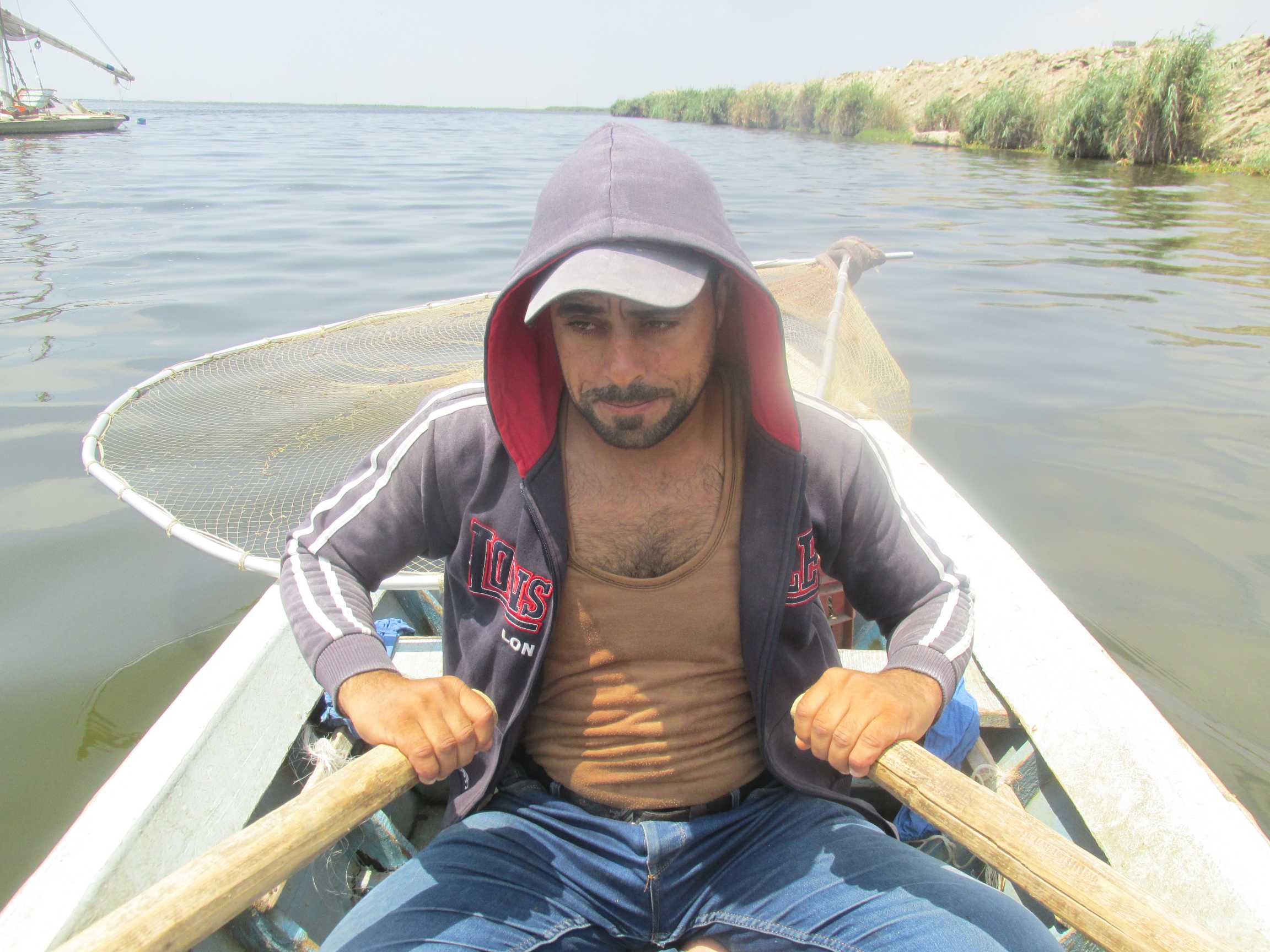 صياد أثناء مغادرة مرسى البحيرة لبدءرحلة  الرزق الحلال
