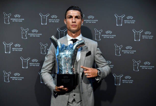 كريستيانو رونالدو يحمل جائزة أفضل لاعب في أوروبا