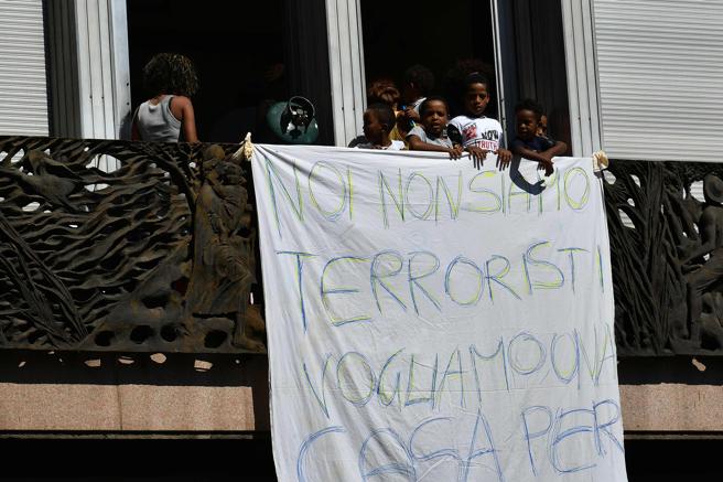 مجموعة من اللاجئين فى روما يرفعون لافتة مكتوب عليها نحن لسنا ارهابيين