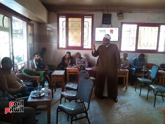الشيخ محفوظ المداح خلال أحد اللقاءات بالمقهى الثقافى