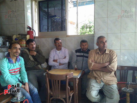 رواد مقهى بمدينة سمنود خلال إحدى اللقاءات