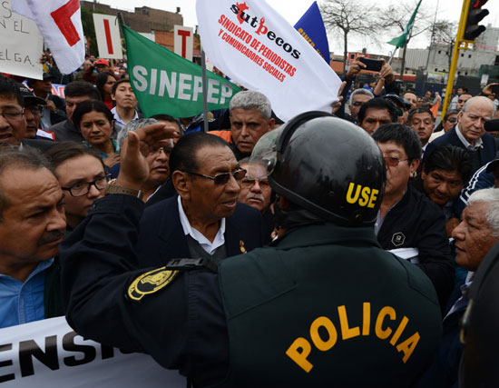 مفاوضات بين الشرطة والعمال لفض الاحتجاجات