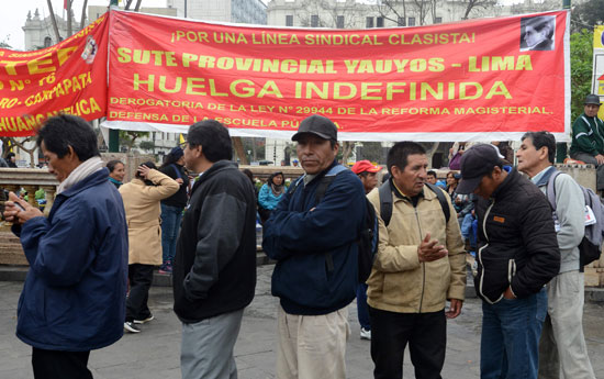 تجمع لعمال بيرو تنديدا بتدنى اجور العمال