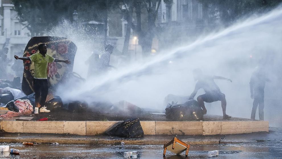 الشرطة تستخدم خراطيم المياه لتفريق مظاهرات للاجئين بروما