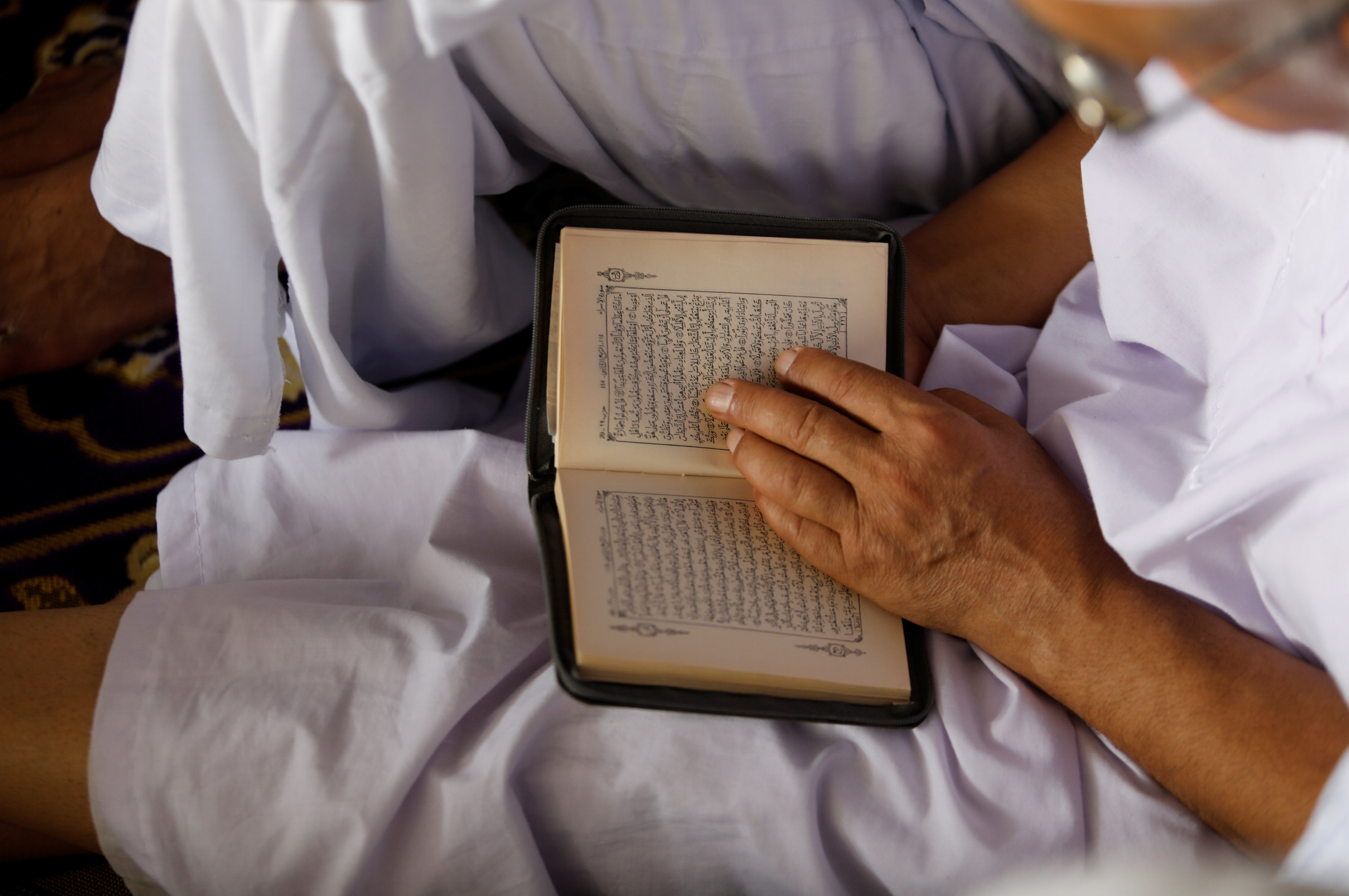 حاج يقرأ القرآن