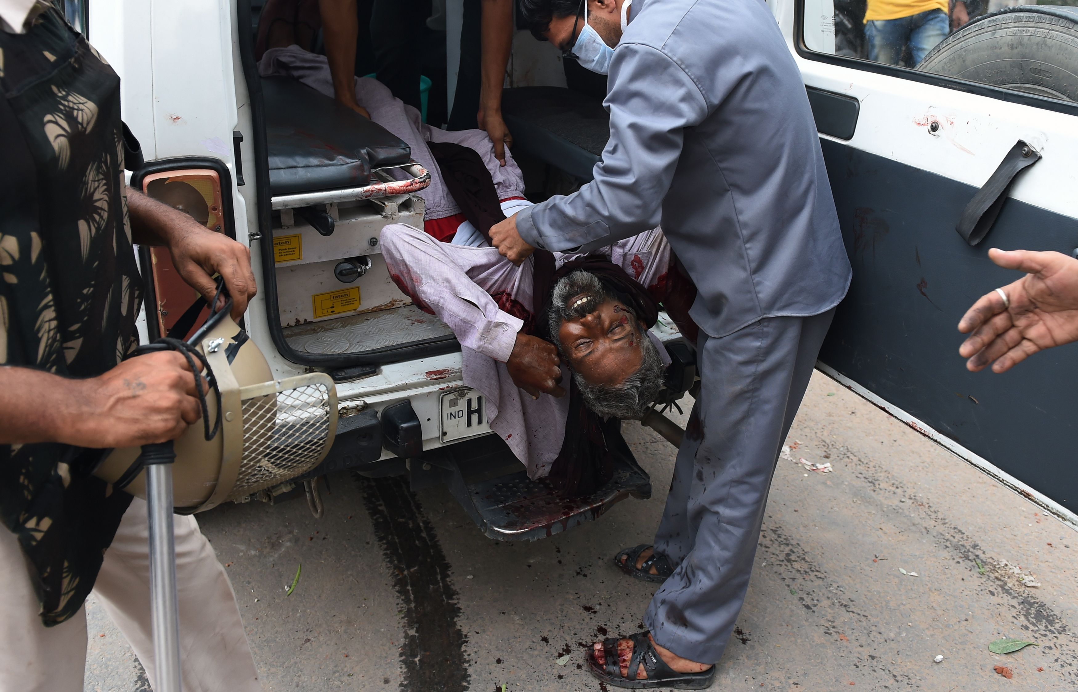 الشرطة الهندية تحمل جثة فى سيارة