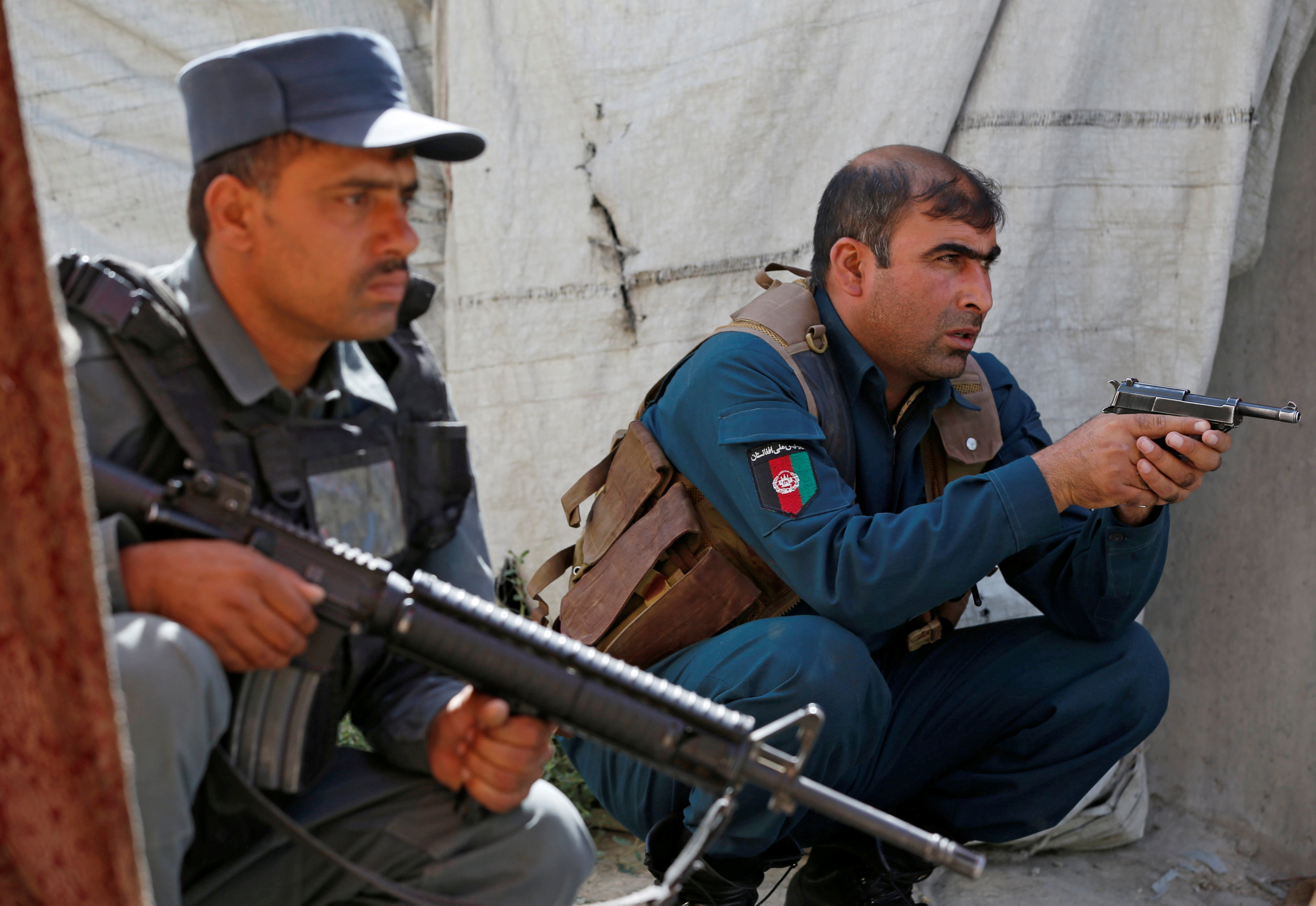 اثنين من رجال الشرطة الأفغانية