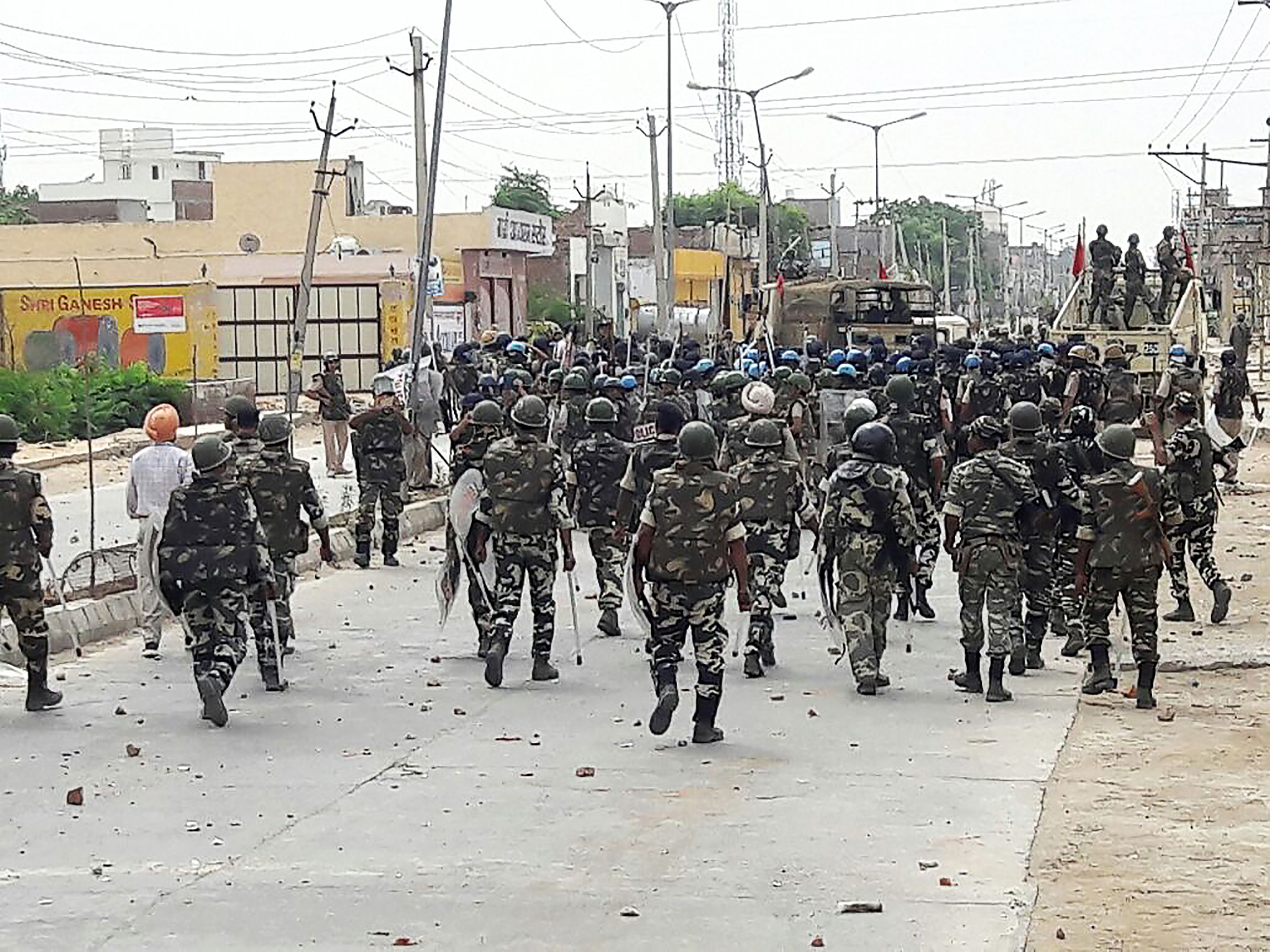 الجيش والشرطة الهندية ينتشران فى الشوارع لفرض حظر التجول