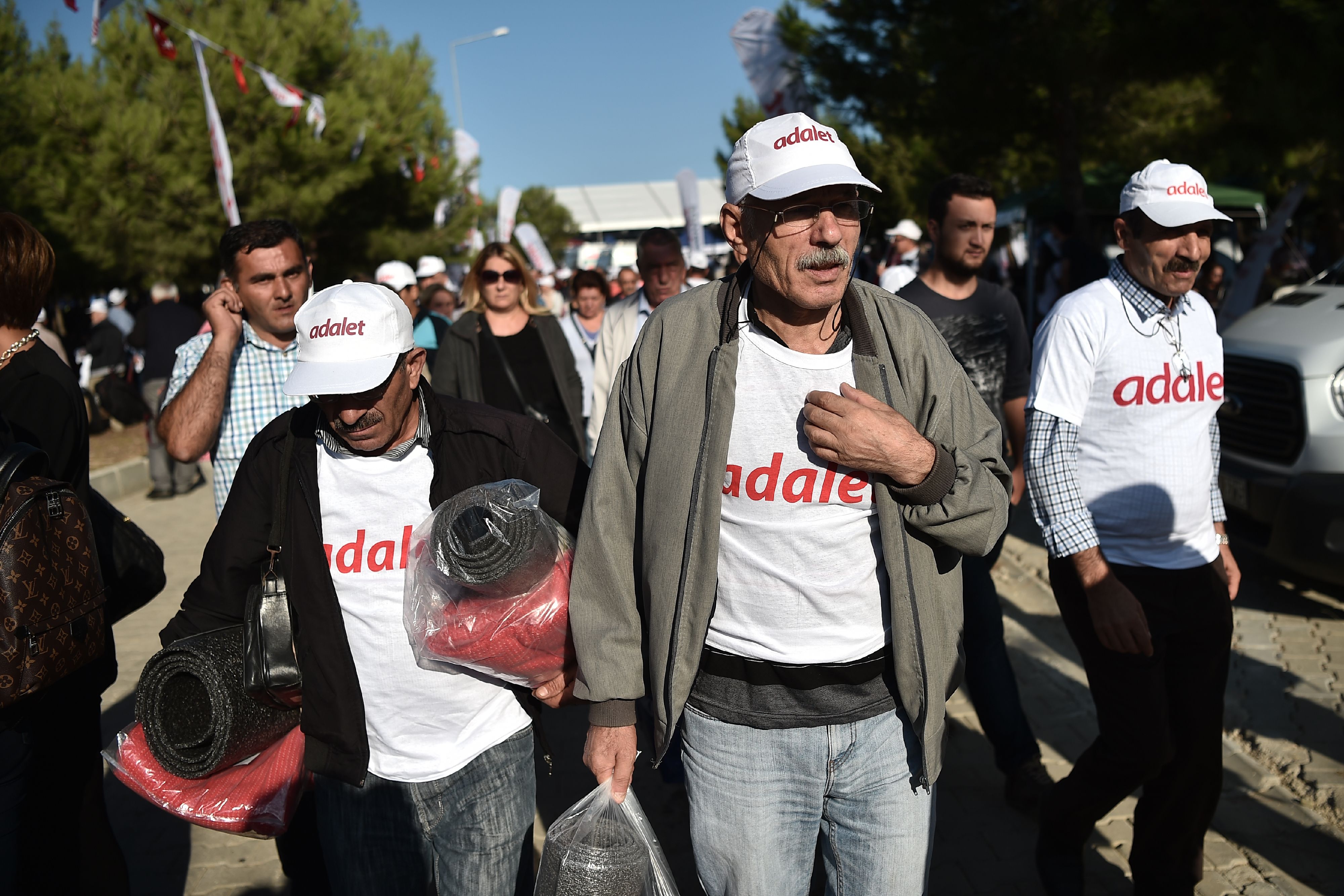 توافد المعارضون الأتراك على مقر مؤتمر ضد أردوغان
