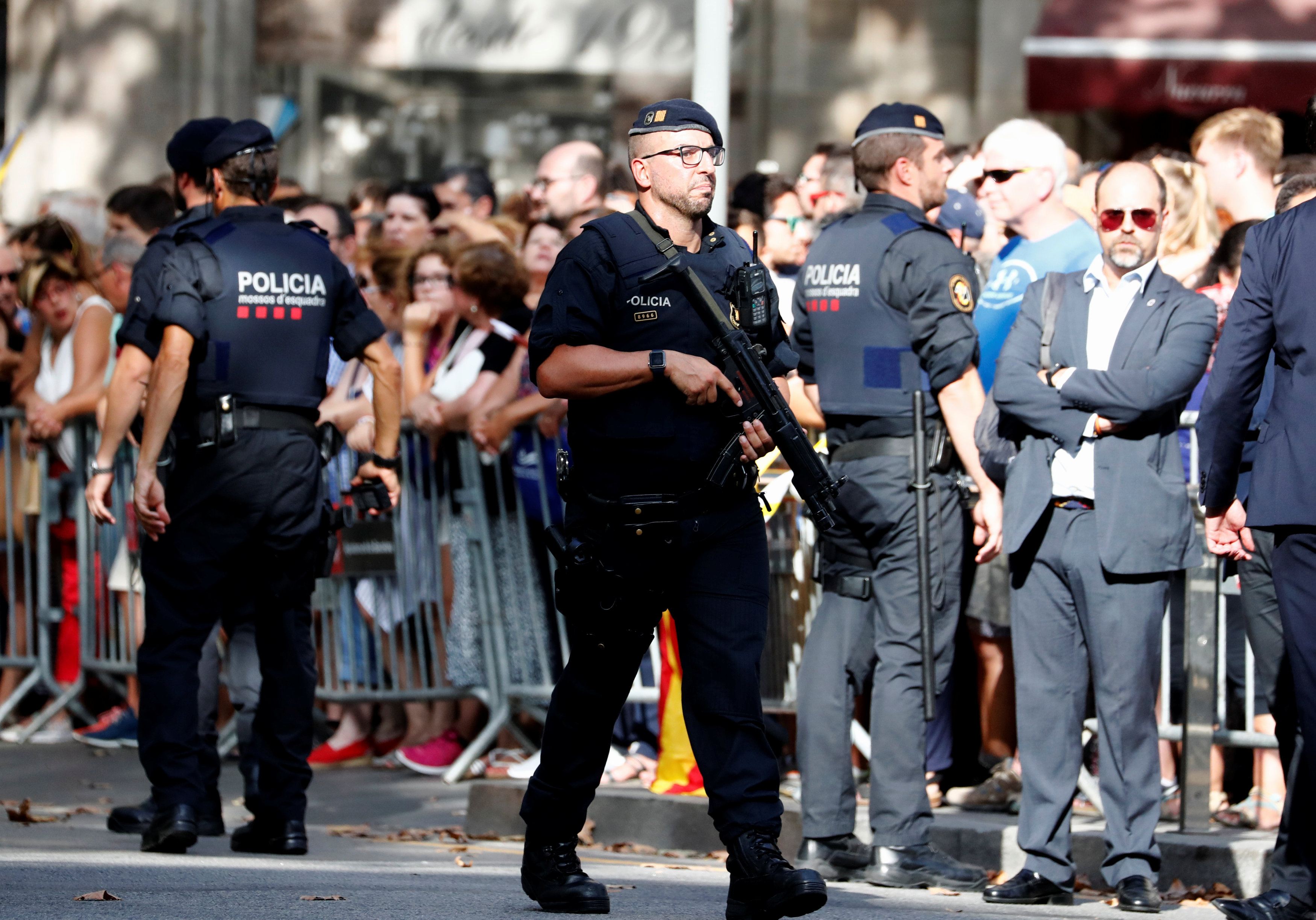 قوات الأمن الإسبانية تؤمن المسيرة