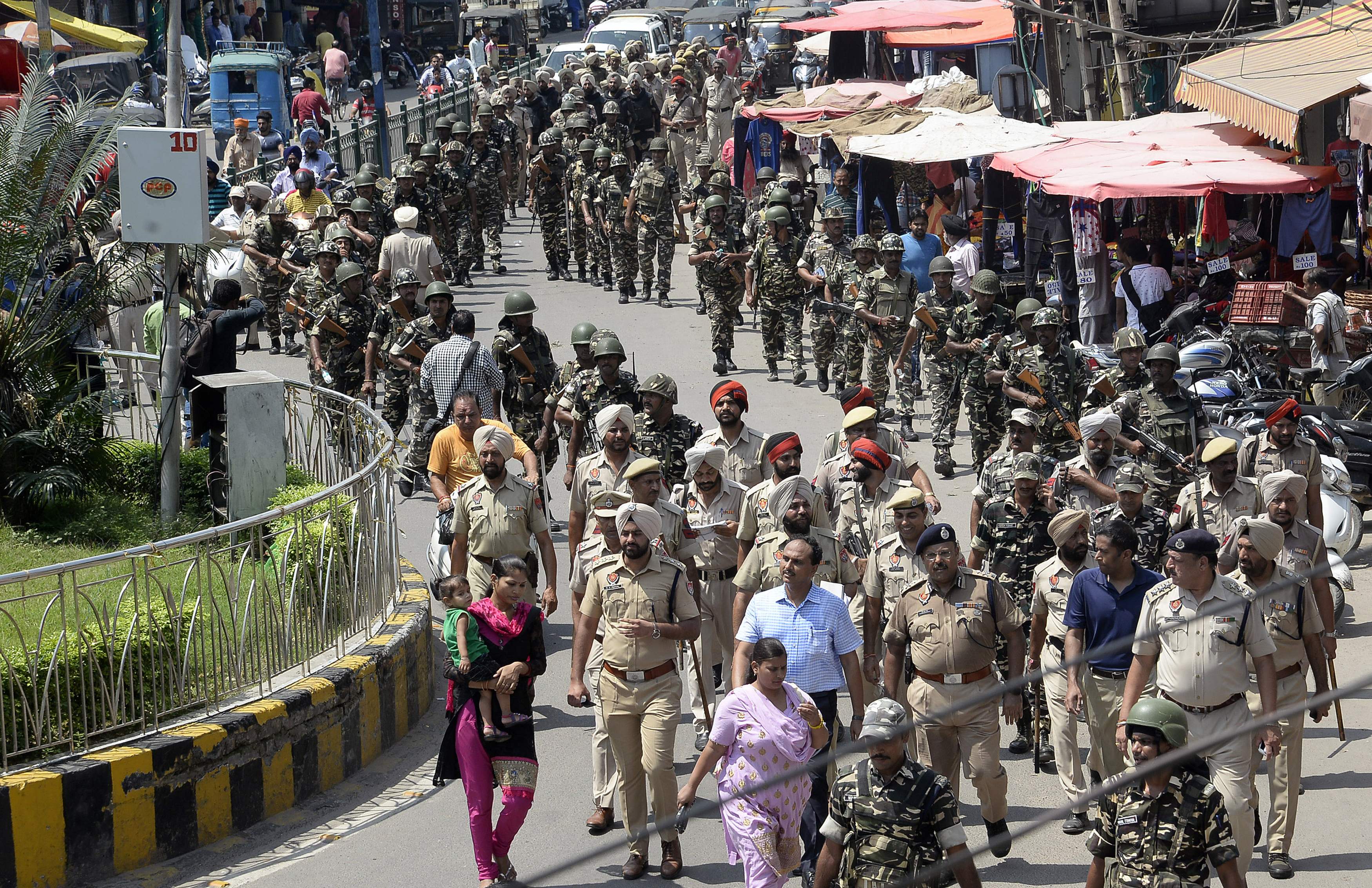 أعداد كبيرة للجيش والشرطة الهندية تنتشر فى الشوارع