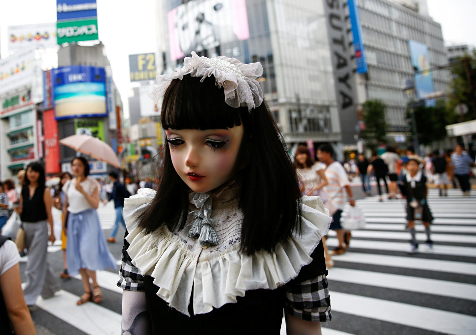 العارضة اليابانية فى شوارع طوكيو
