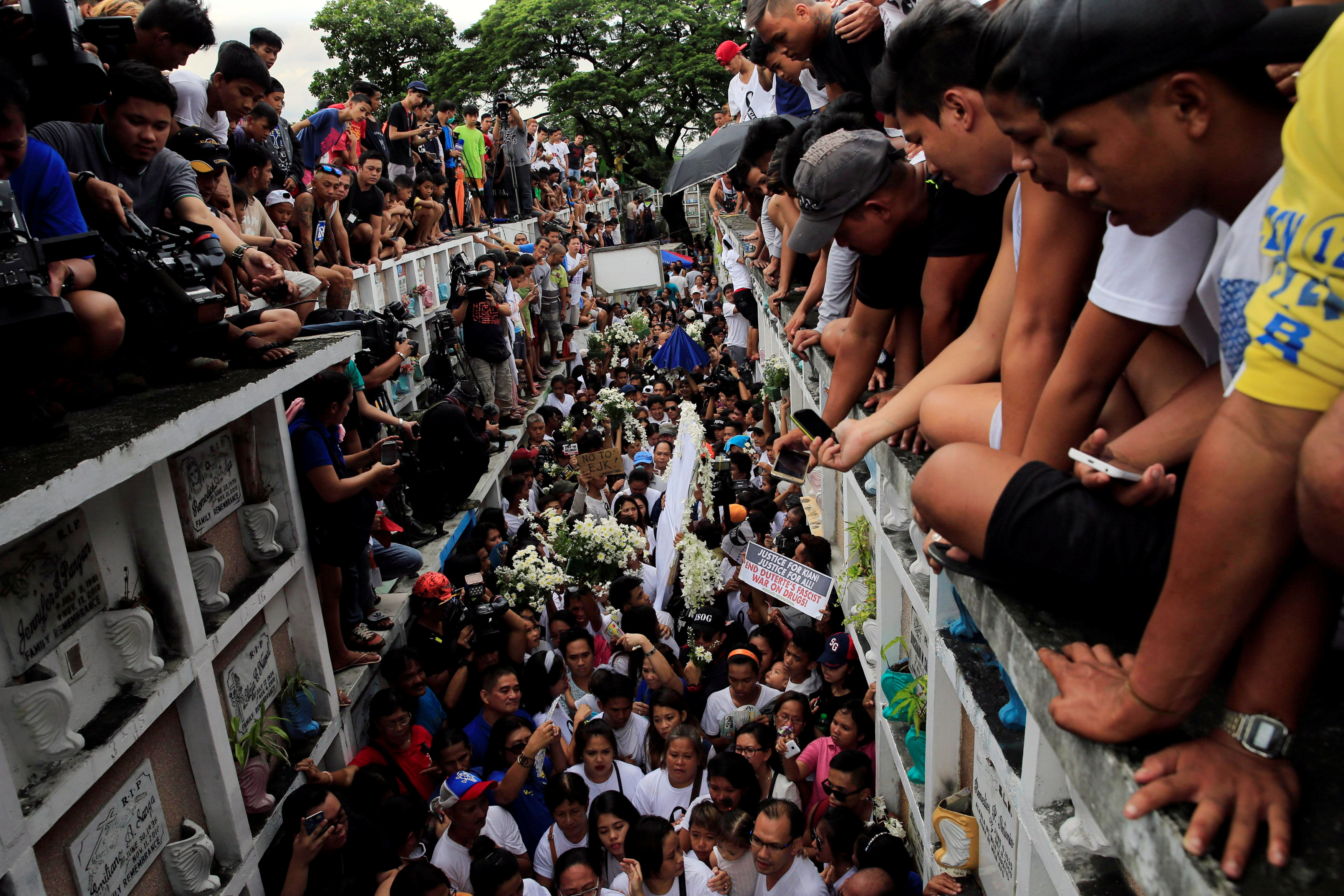 حشود المشاركين فى جنازة الشاب الفلبينى