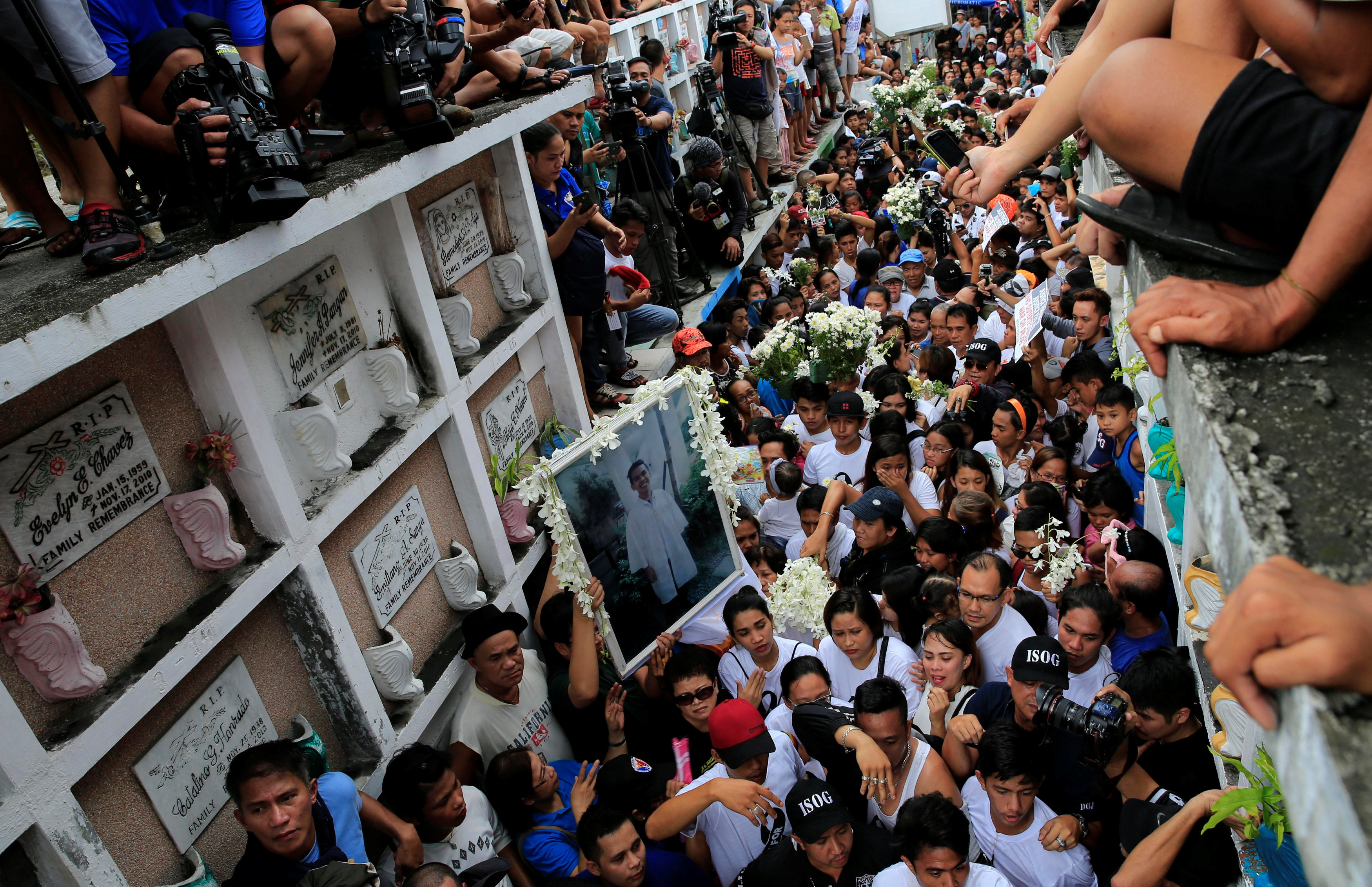 بكاء وحزن شديد خلال جنازة الشاب الفلبينى المقتول