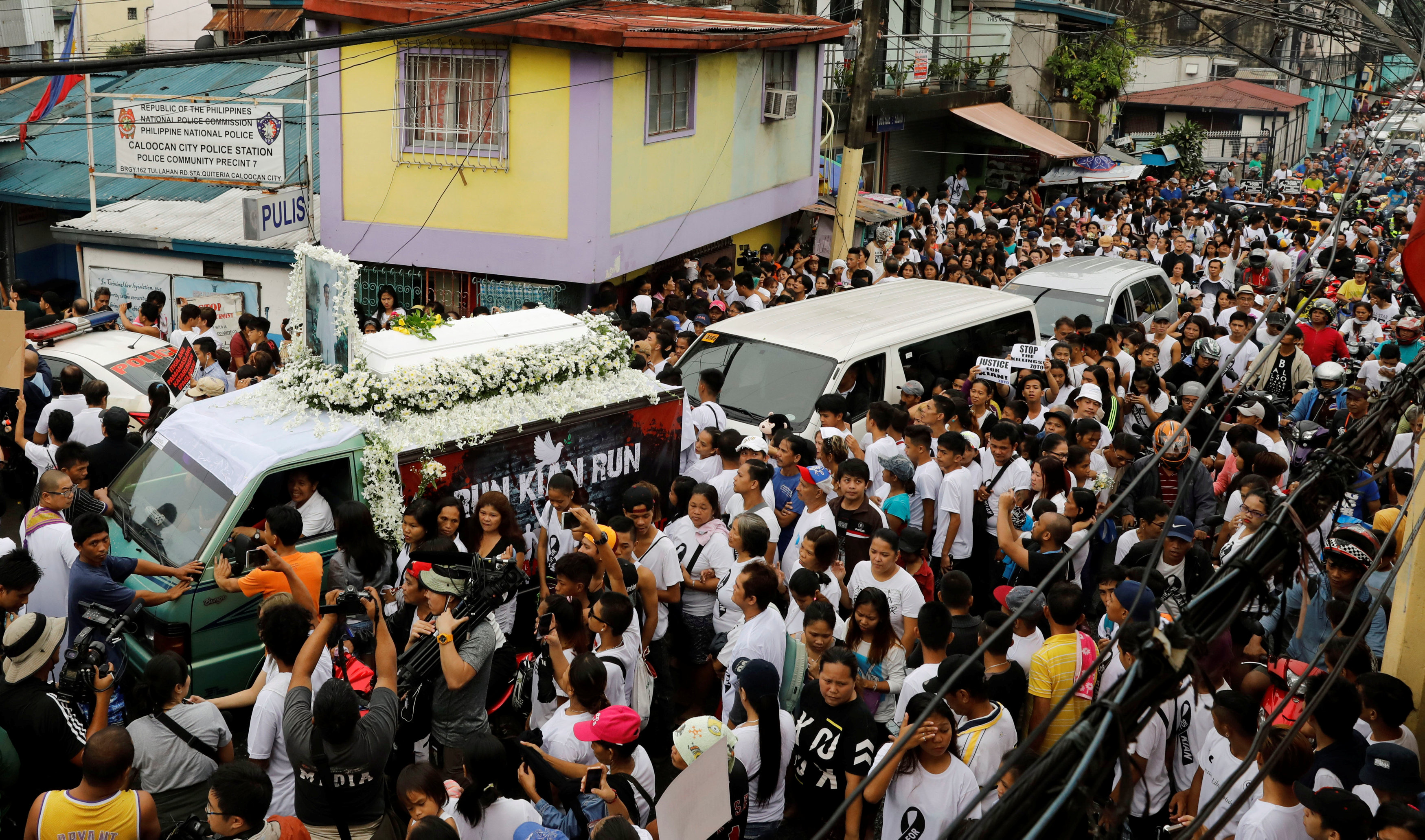 آلاف المواطنين يشاركون فى جنازة شاب فلبينى قتلته الشرطة
