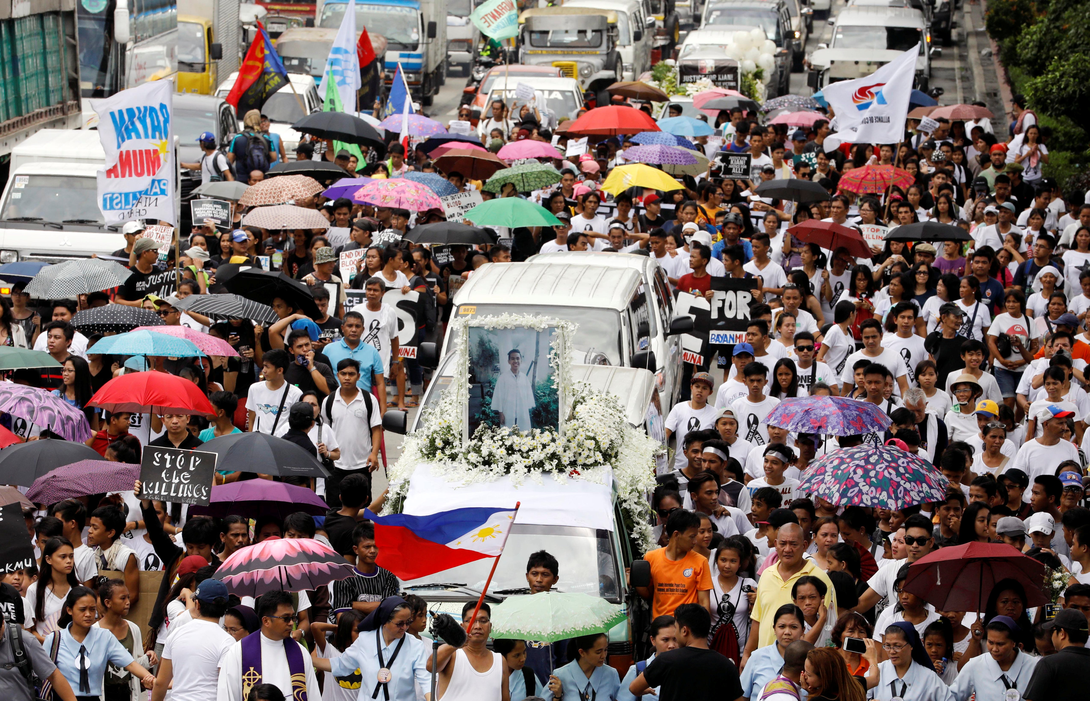 نقل جثمان الشاب المقتول برصاص الشرطة الفلبينية