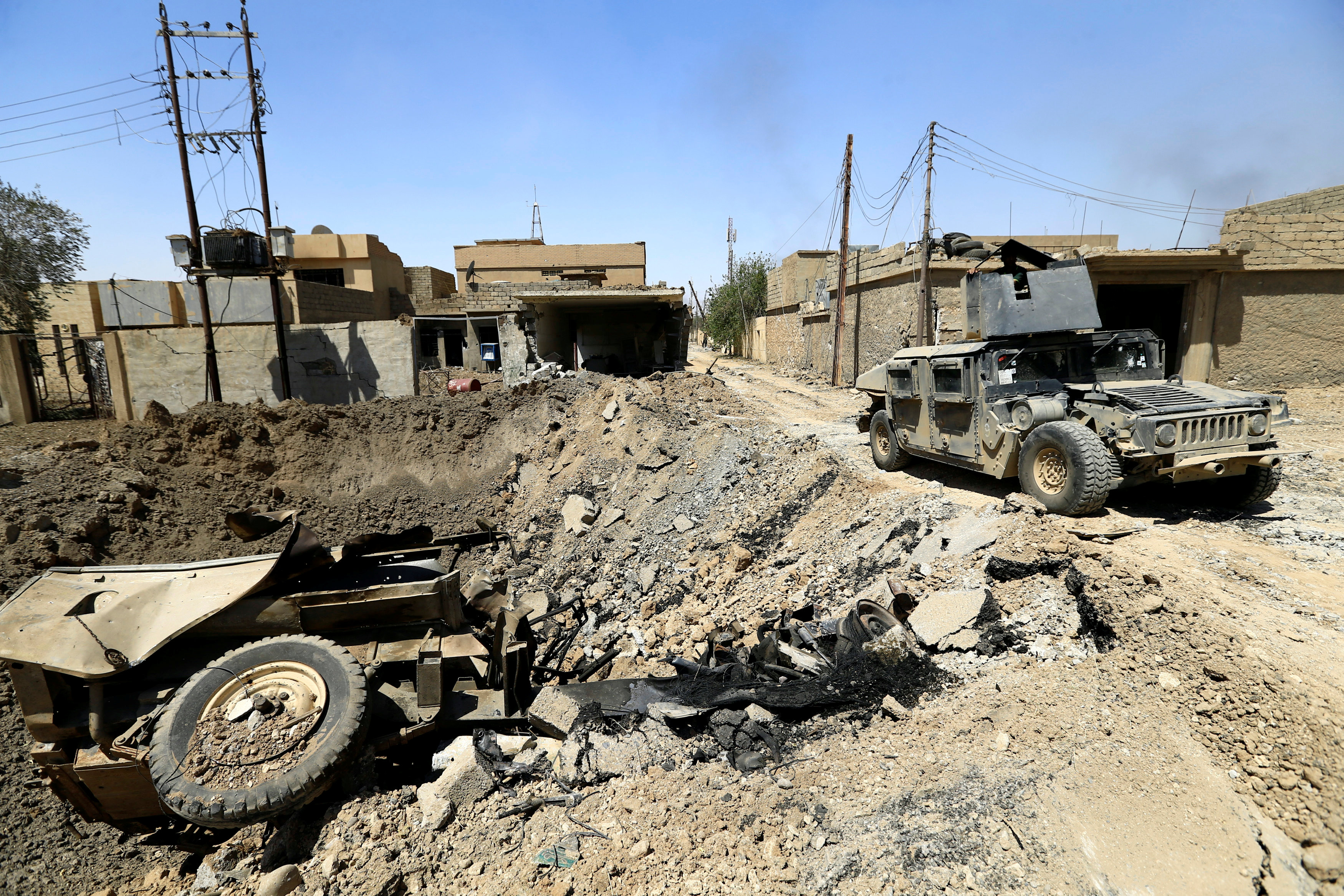 مركبات عسكرية مدمرة خلال المواجهات فى تلعفر