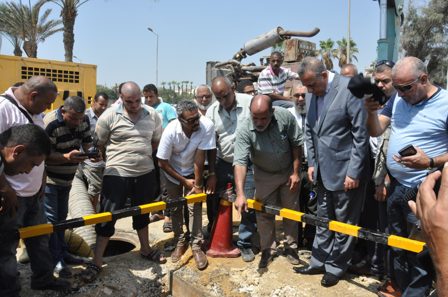 محافظ الجيزة يتفقد موقع كسر ماسورة بالرماية (2)