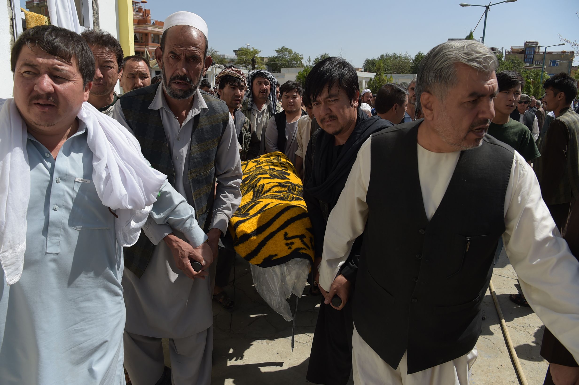 المشيعون الأفغان يحملون نعش أحد الضحايا
