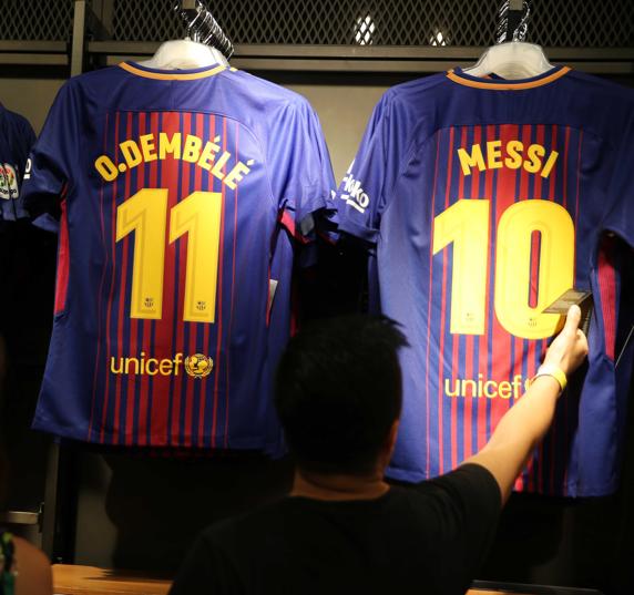 قميص ميسي وديمبلى بمتجر برشلونة