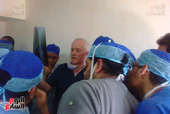  اطباء الاقصر خلال اجراء عمليات ببلجيكا