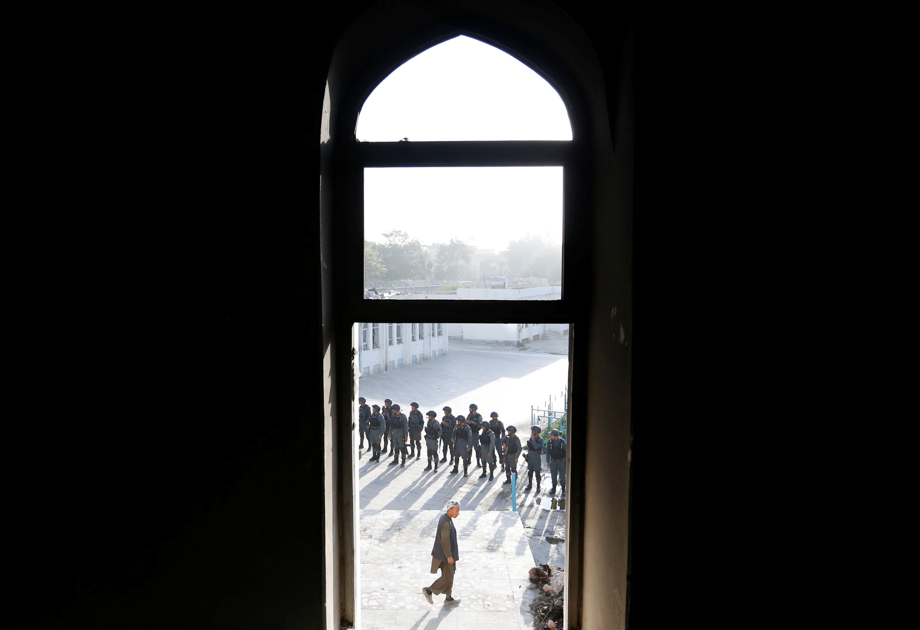 انتشار قوات الأمن فى باحة المسجد