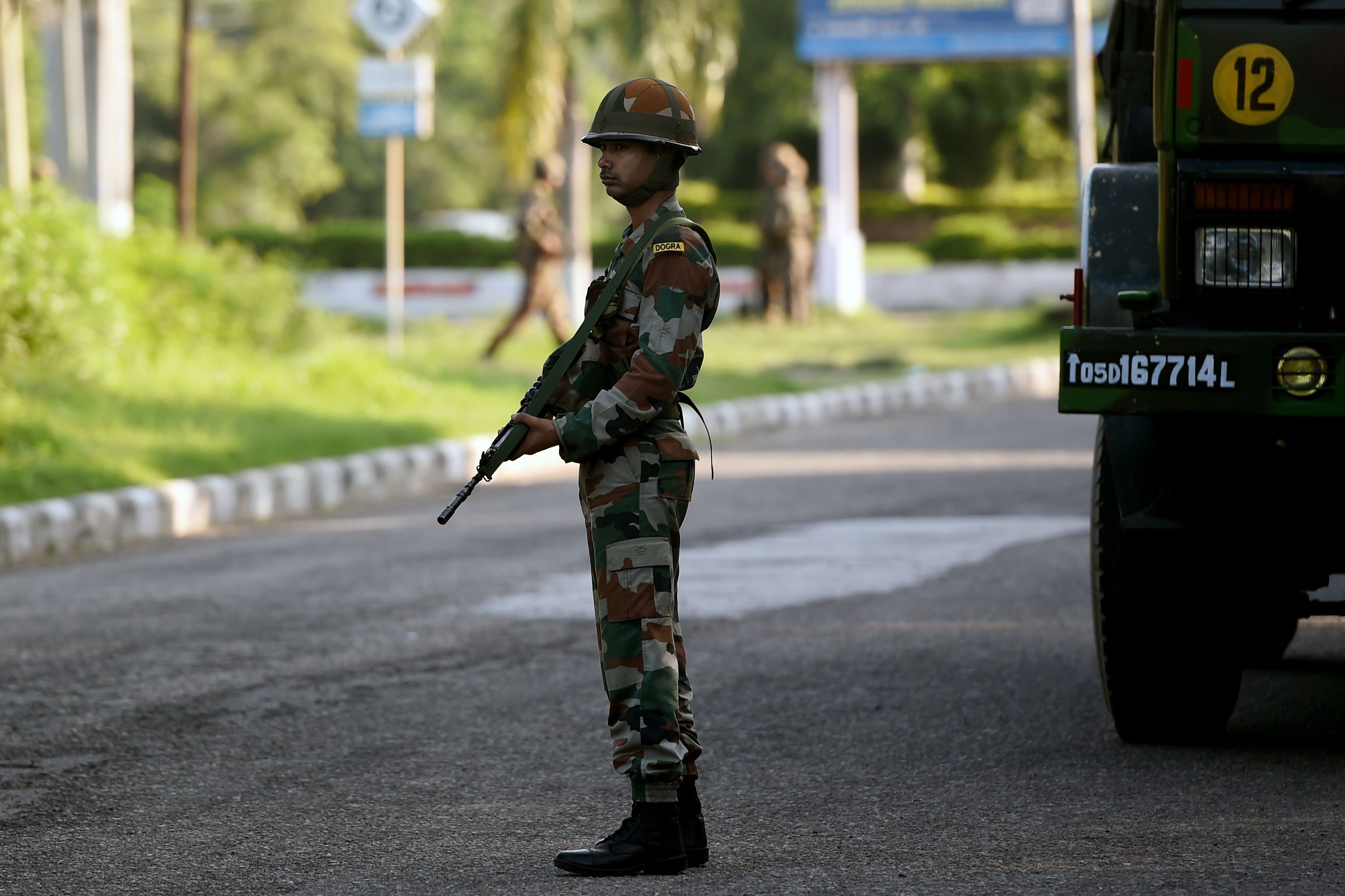 جندى هندى يقف فى نقطة أمنية خلال حظر التجول