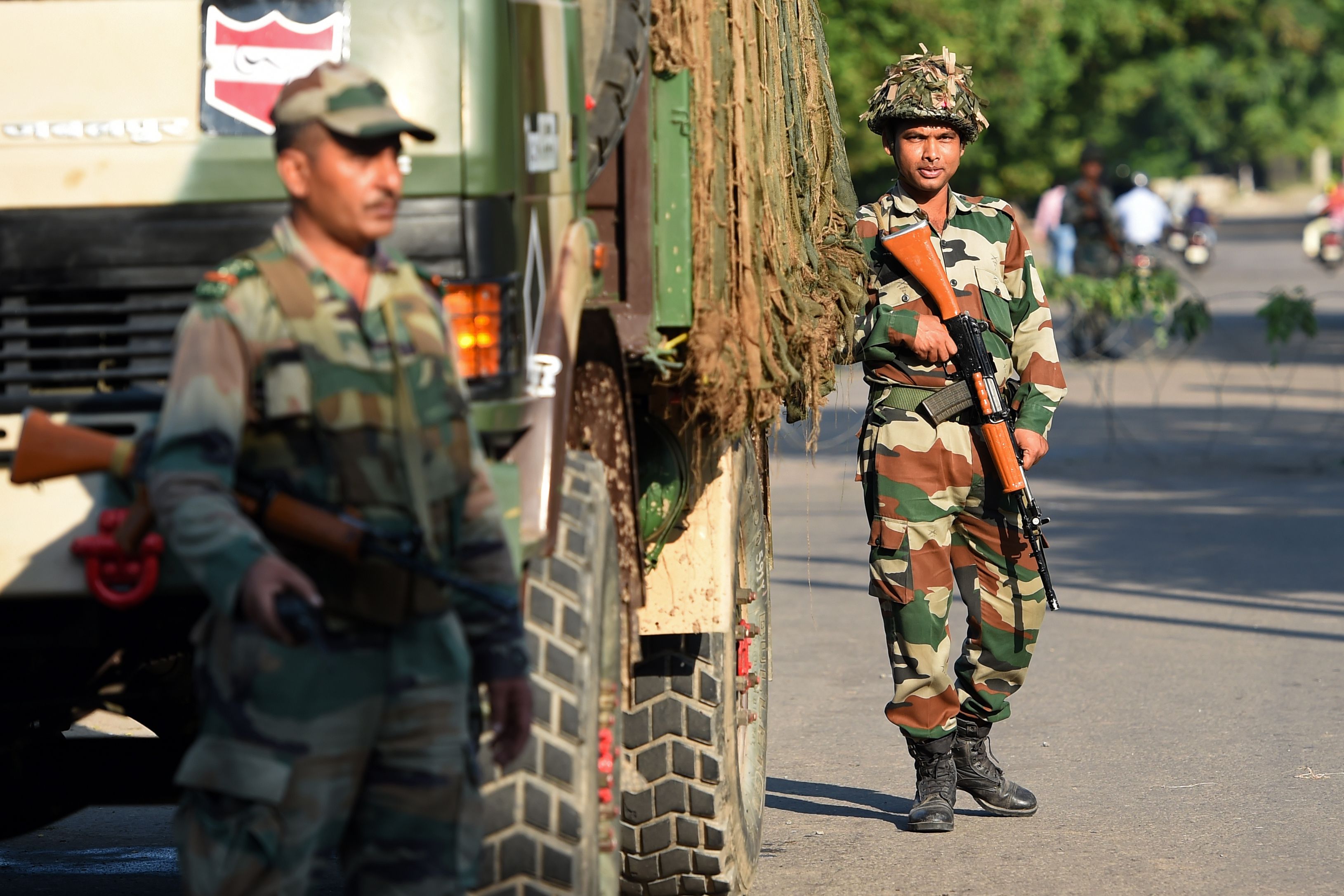 جنود الجيش الهندى يتمركزون فى مواقعهم لتطبيق حظر التجول