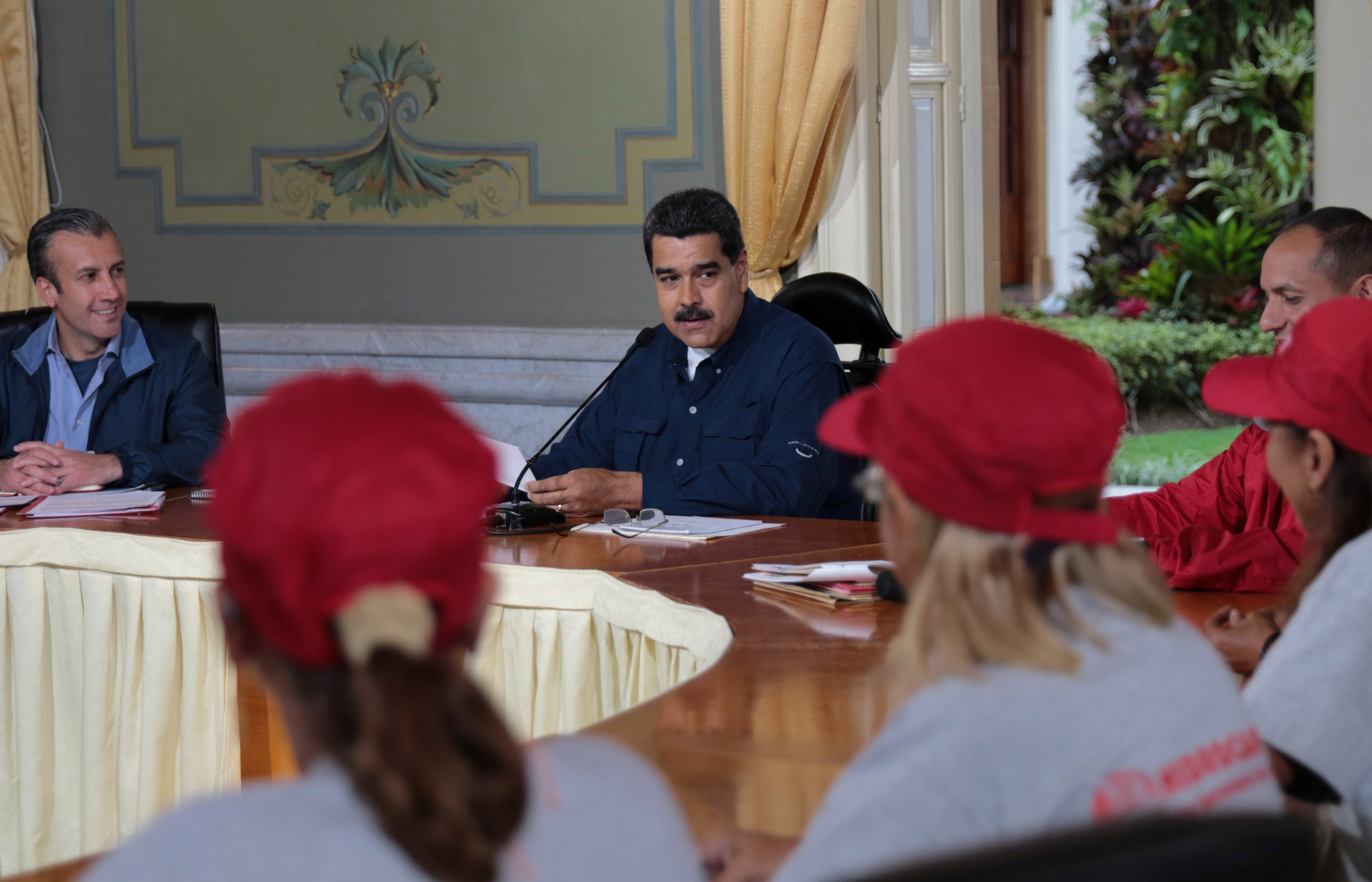 رئيس فنزويلا يتحدث فى اجتماع بقصر ميرافلوريس