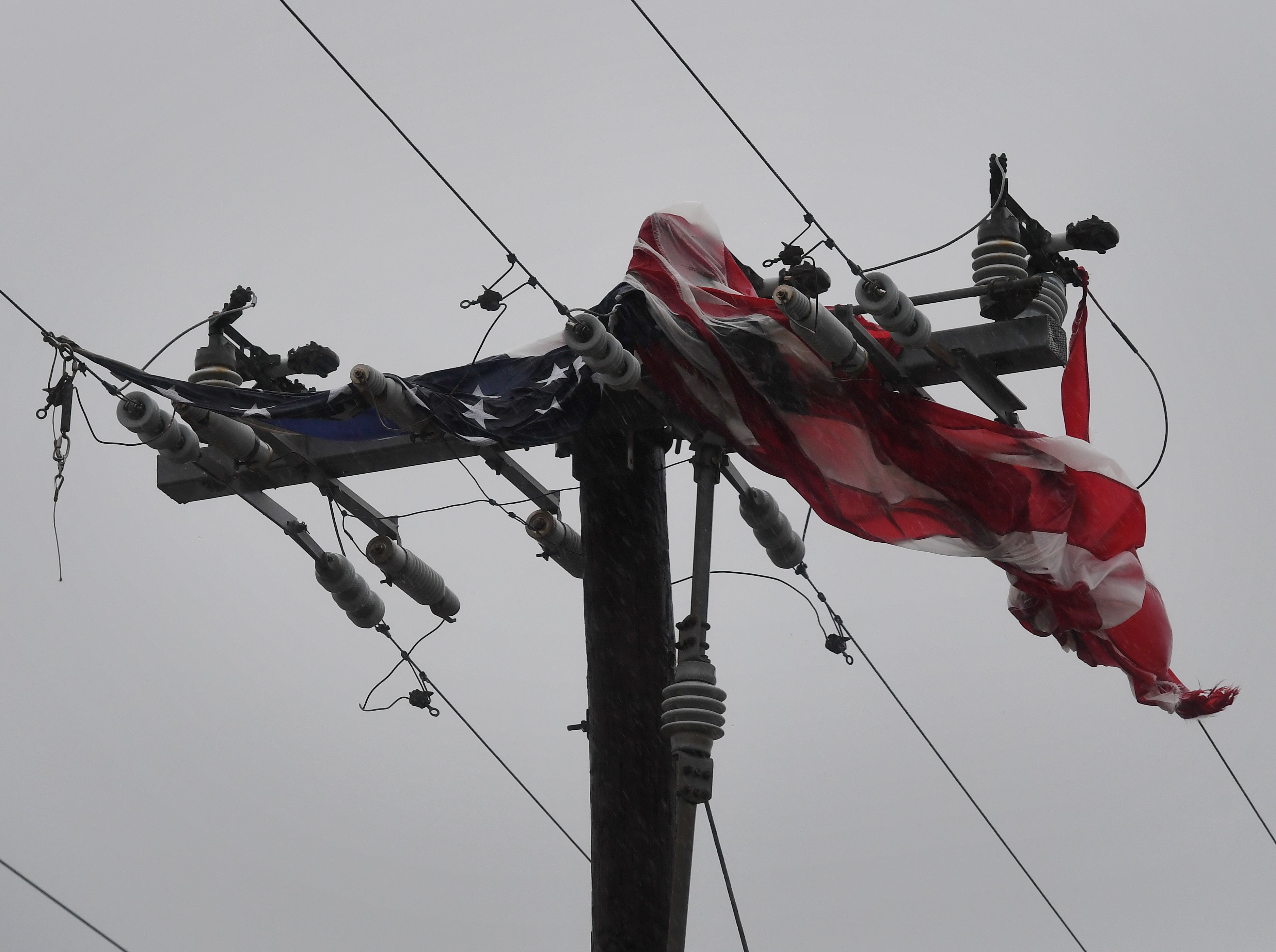 انقطاع اسلاك الكهرباء فى ولاية تكساس بسبب الاعصار
