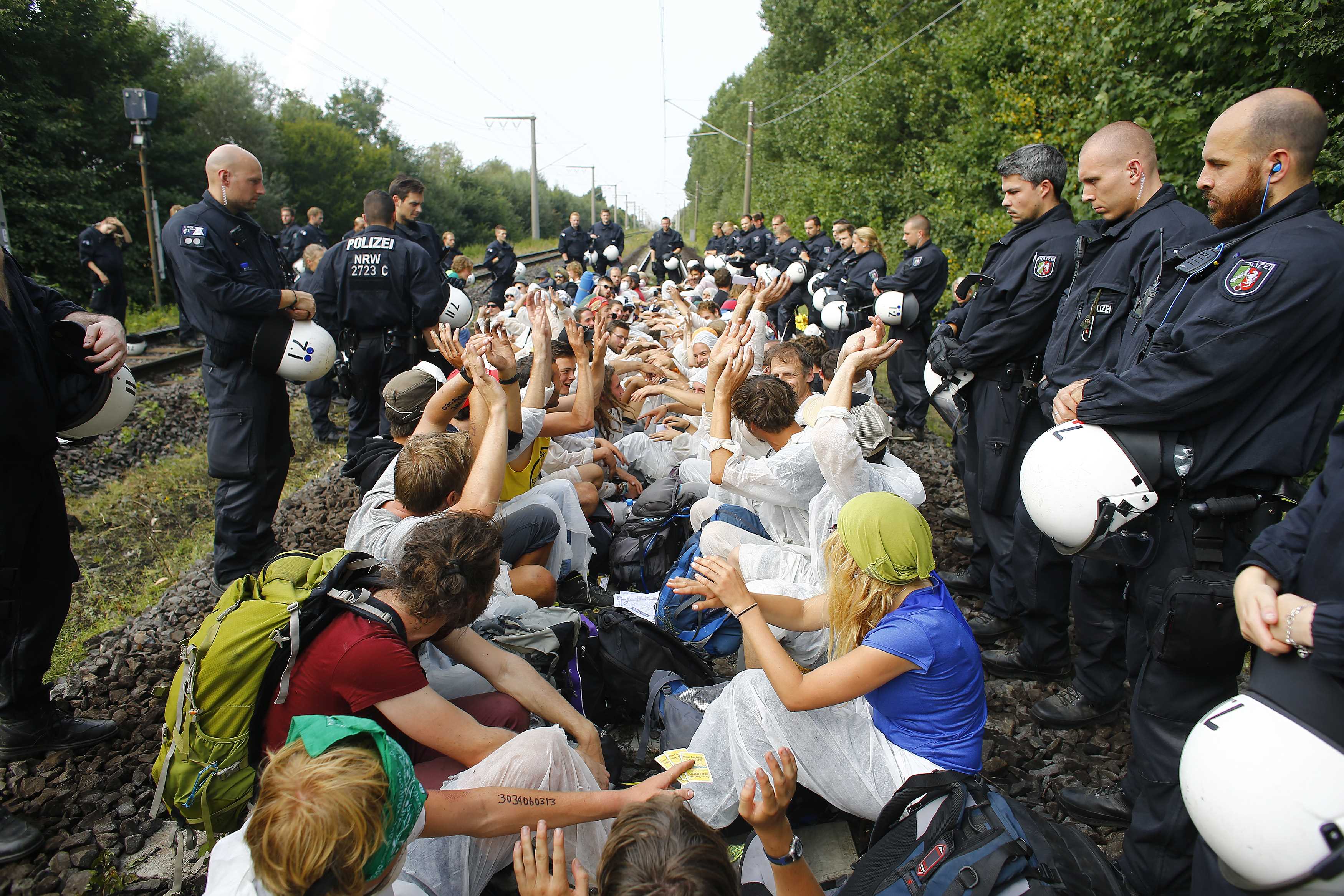 الشرطة الألمانية بجانب المتظاهرين