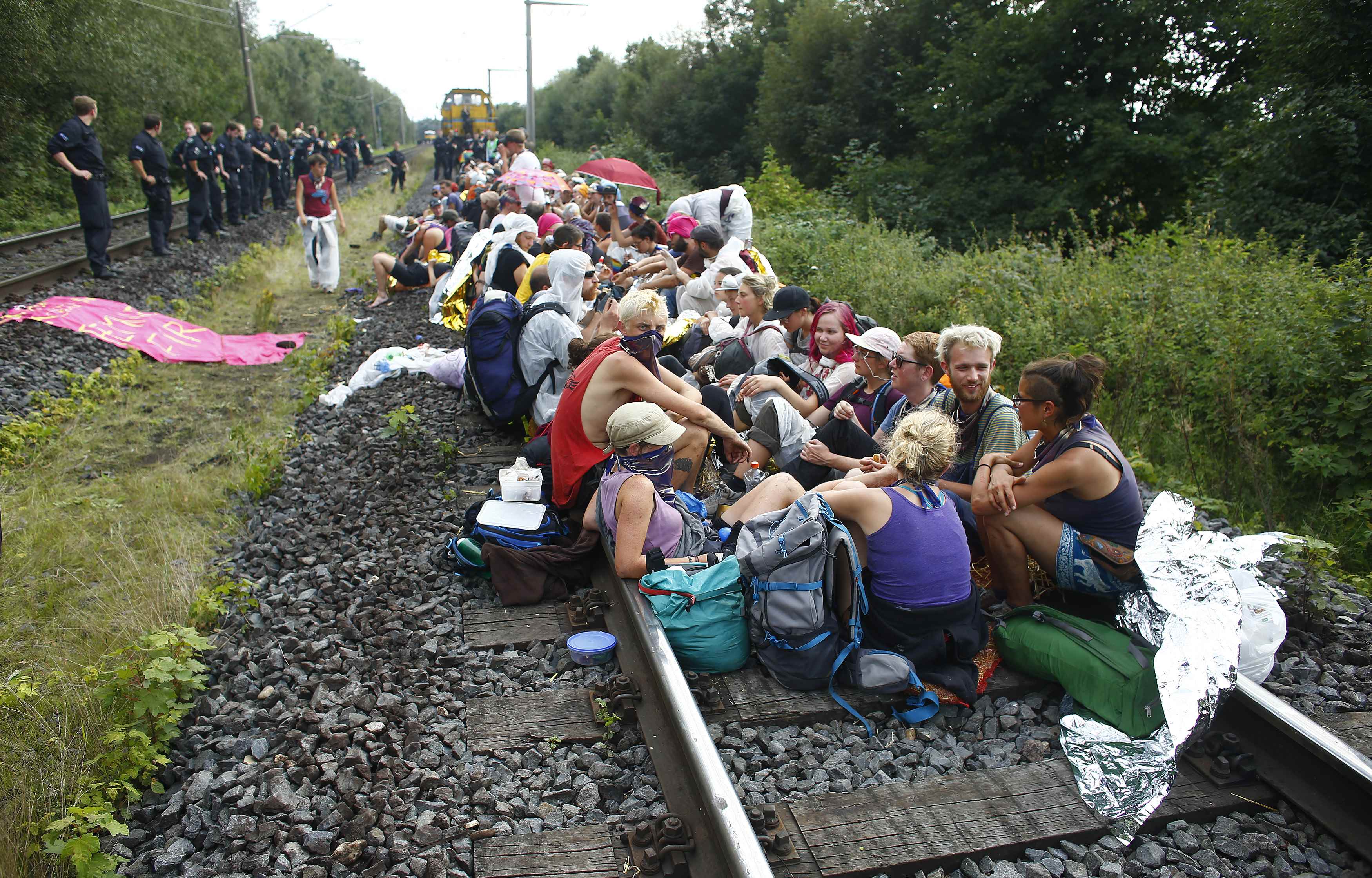 المتظاهرون على قضبان السكة الحديد