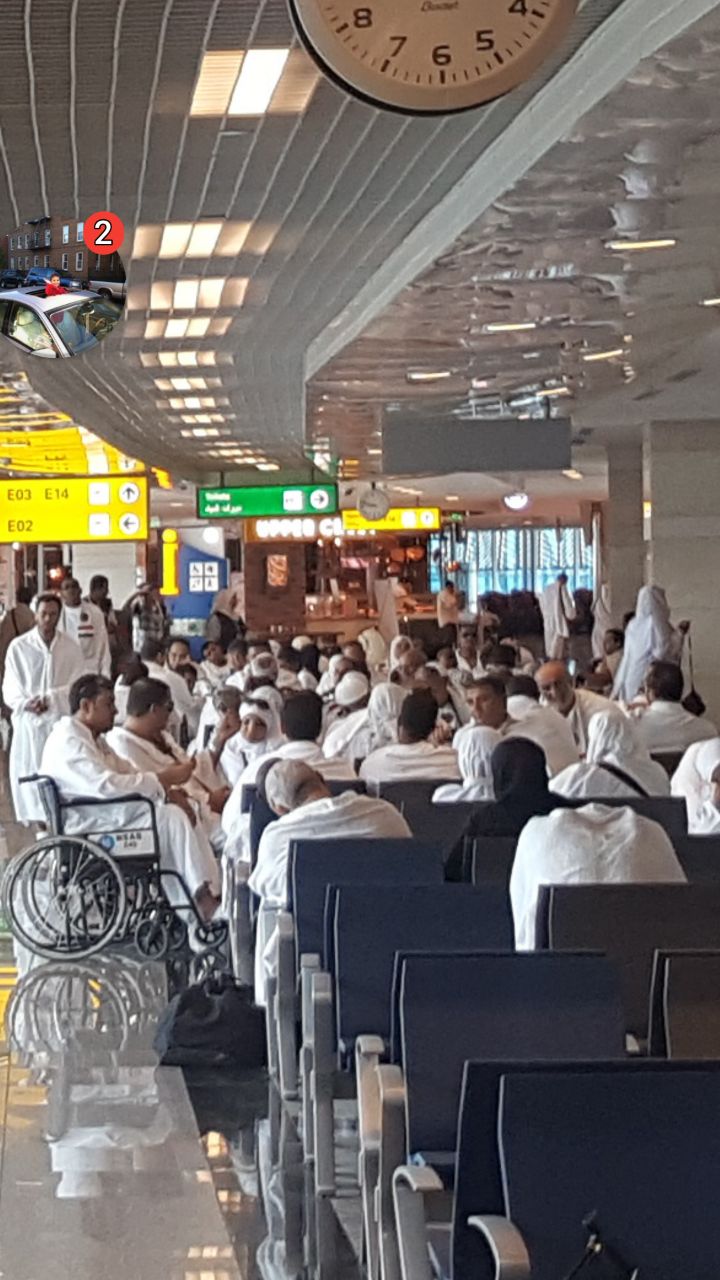الحجاج أسر الشهداء والجيش بمطار القاهرة