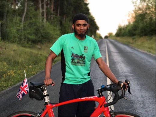 مسلم بريطانى يصل للسعودية على دراجته البخارية