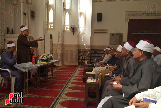 وكيل الاوقاف خلال الاجتماع 