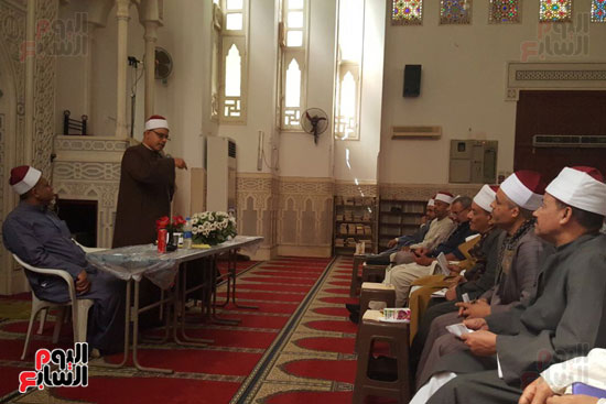 مديرو الإدارات خلال الاجتماع 