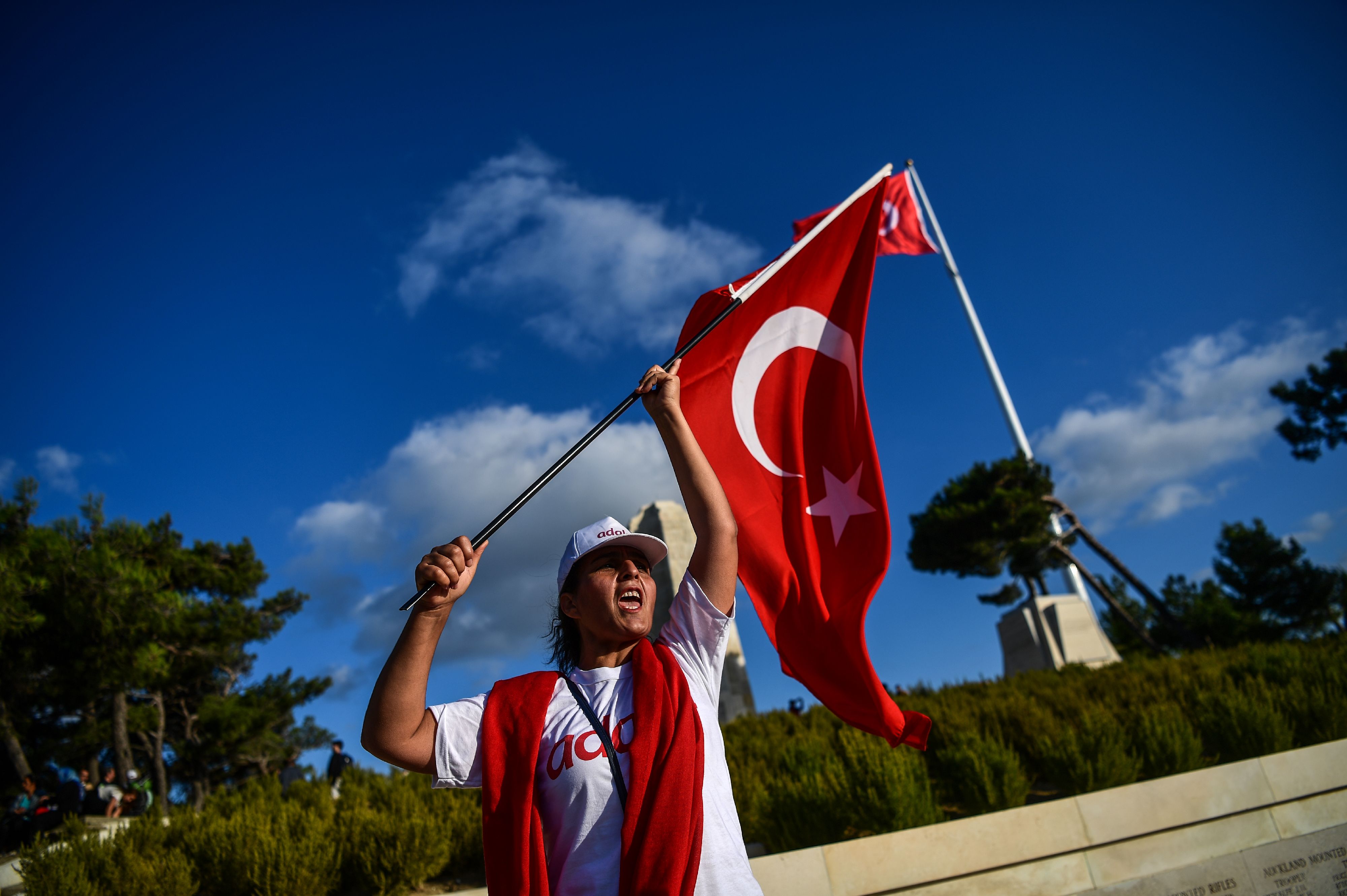 المريدين يرفعون علم تركيا