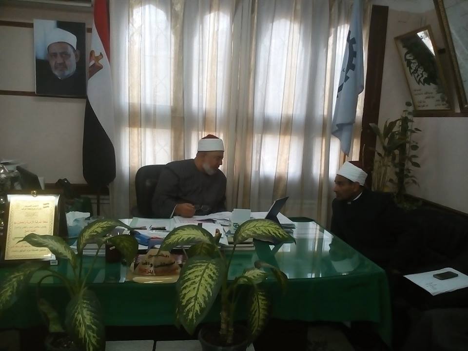 الدكتور سيف رجب قزامل والشيخ محفوظ المداح  خلال الاجتماع