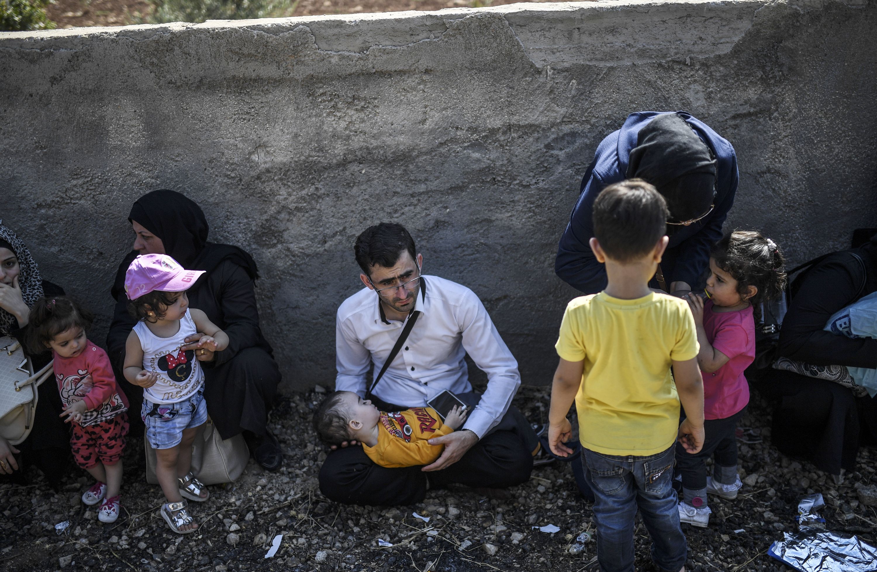 أسرة سورية فى انتظار عبور الحدود التركية