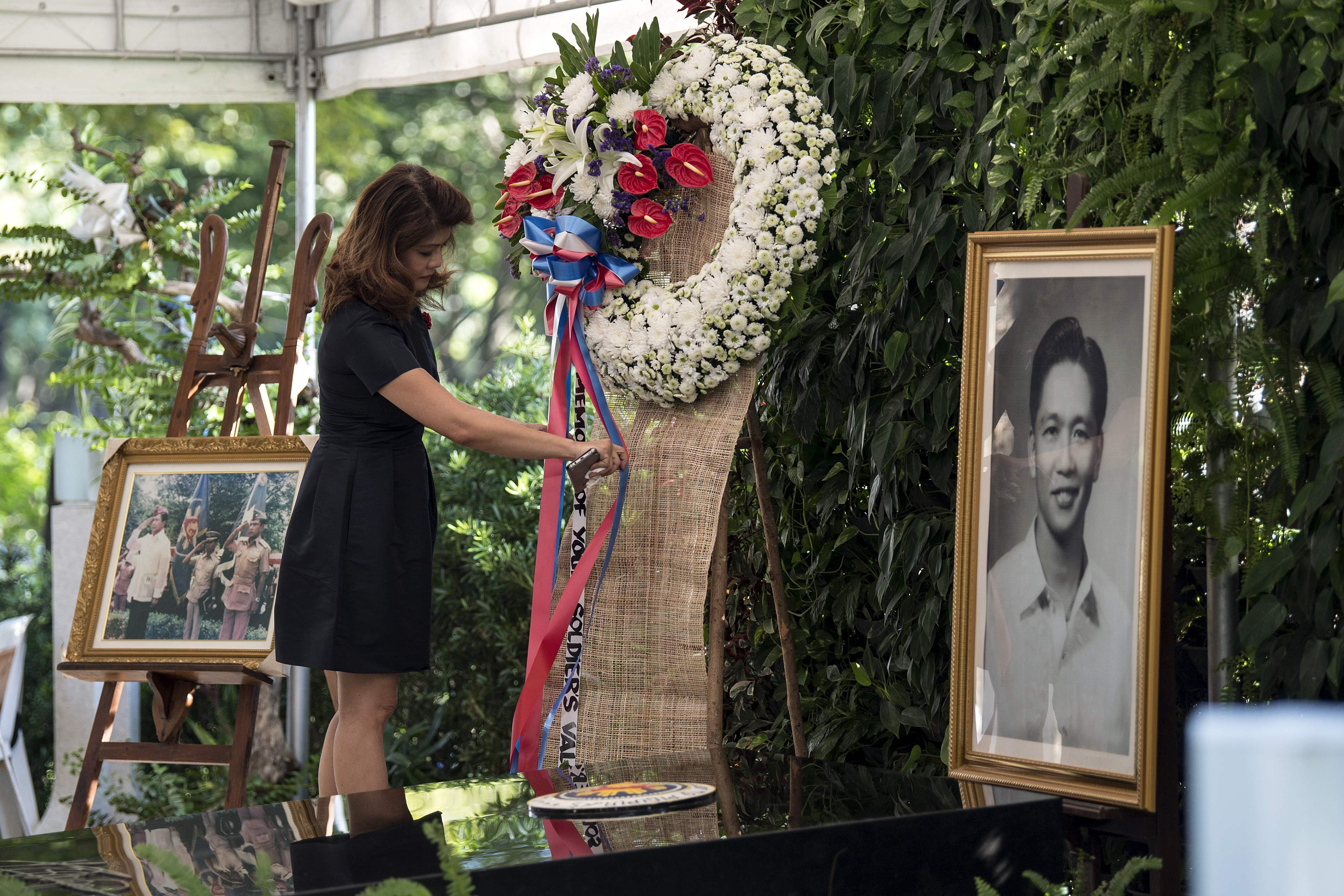 ابنة الرئيس الفلبينى السابق تضع إكليل زهور أمام قبر والدها