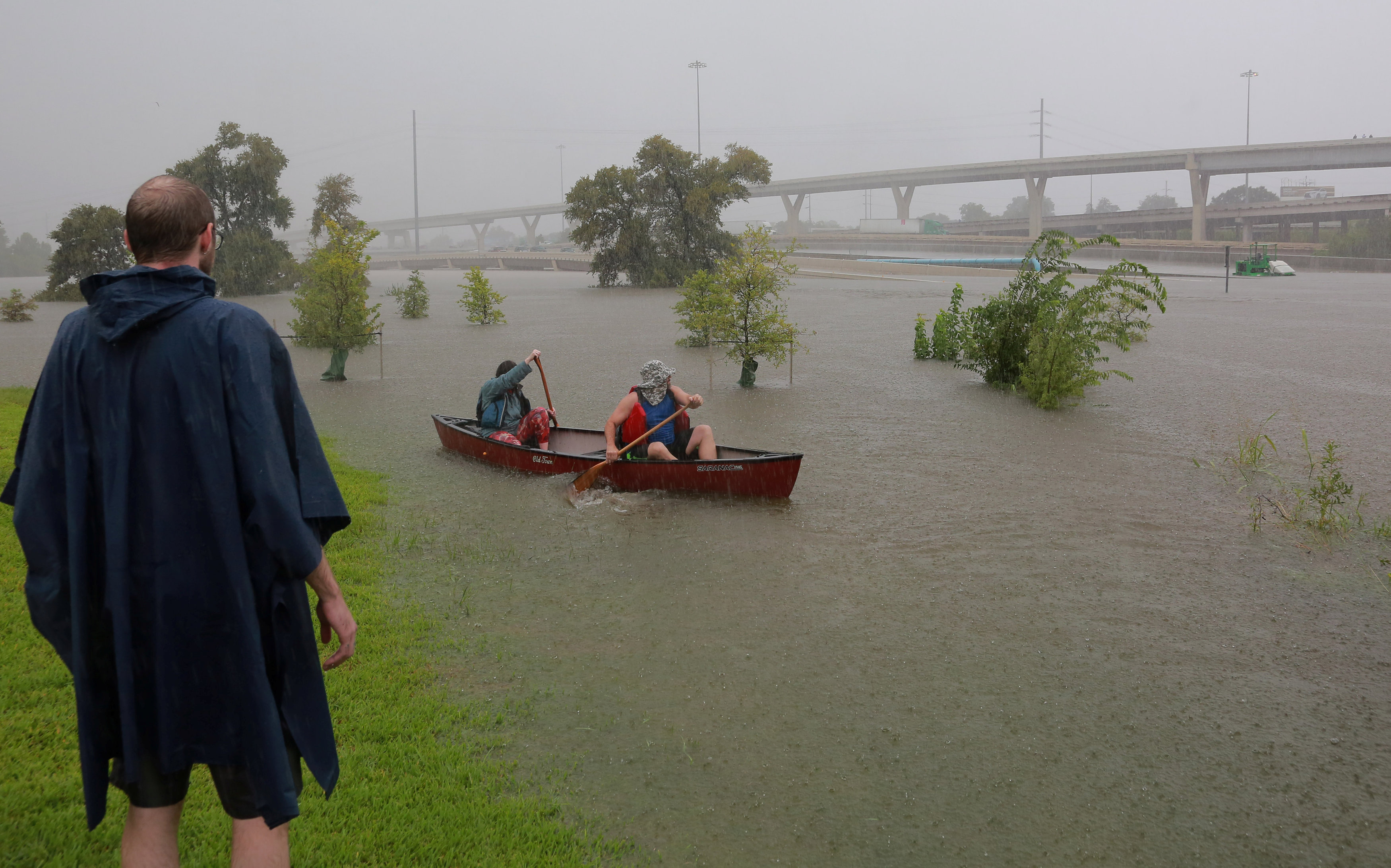 مواطنون يستخدمون القوارب للتنقل وسط مياه الإعصار