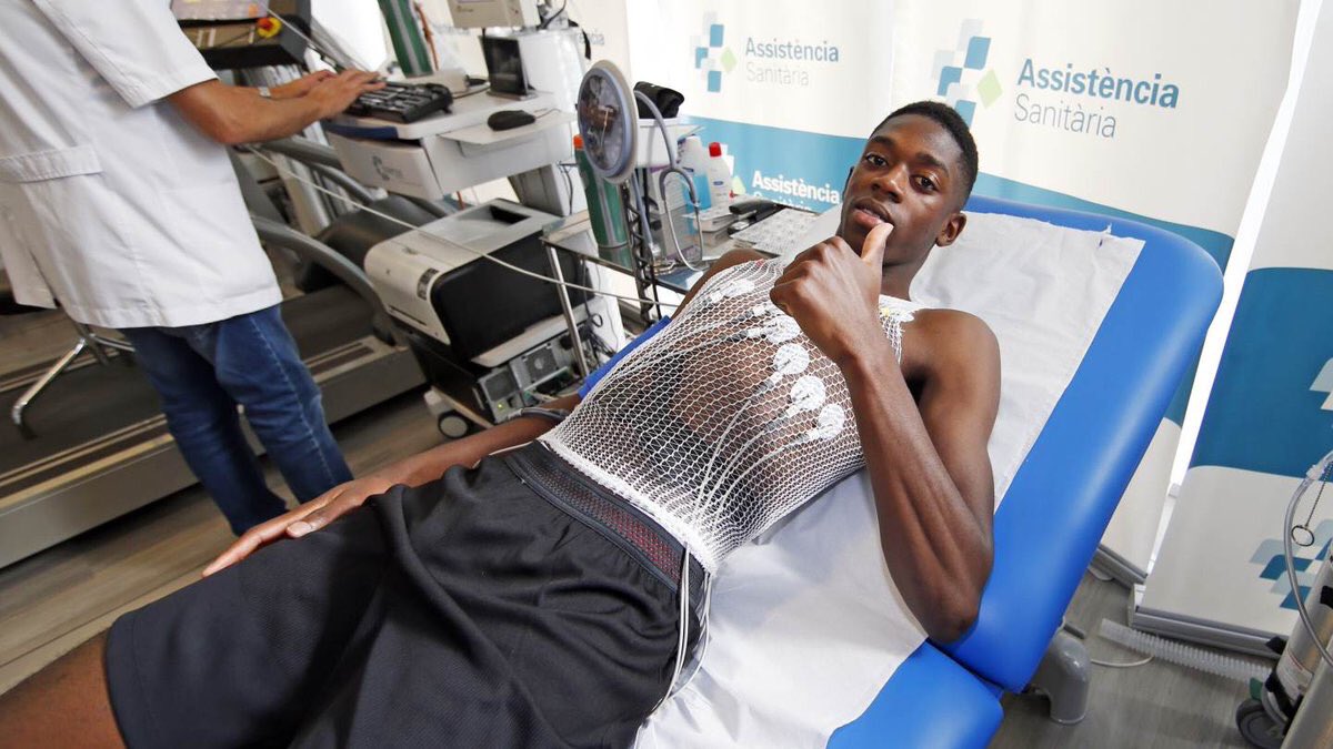 عثمان ديمبلى لاعب برشلونة الجديد خلال إجراء الكشف الطبى