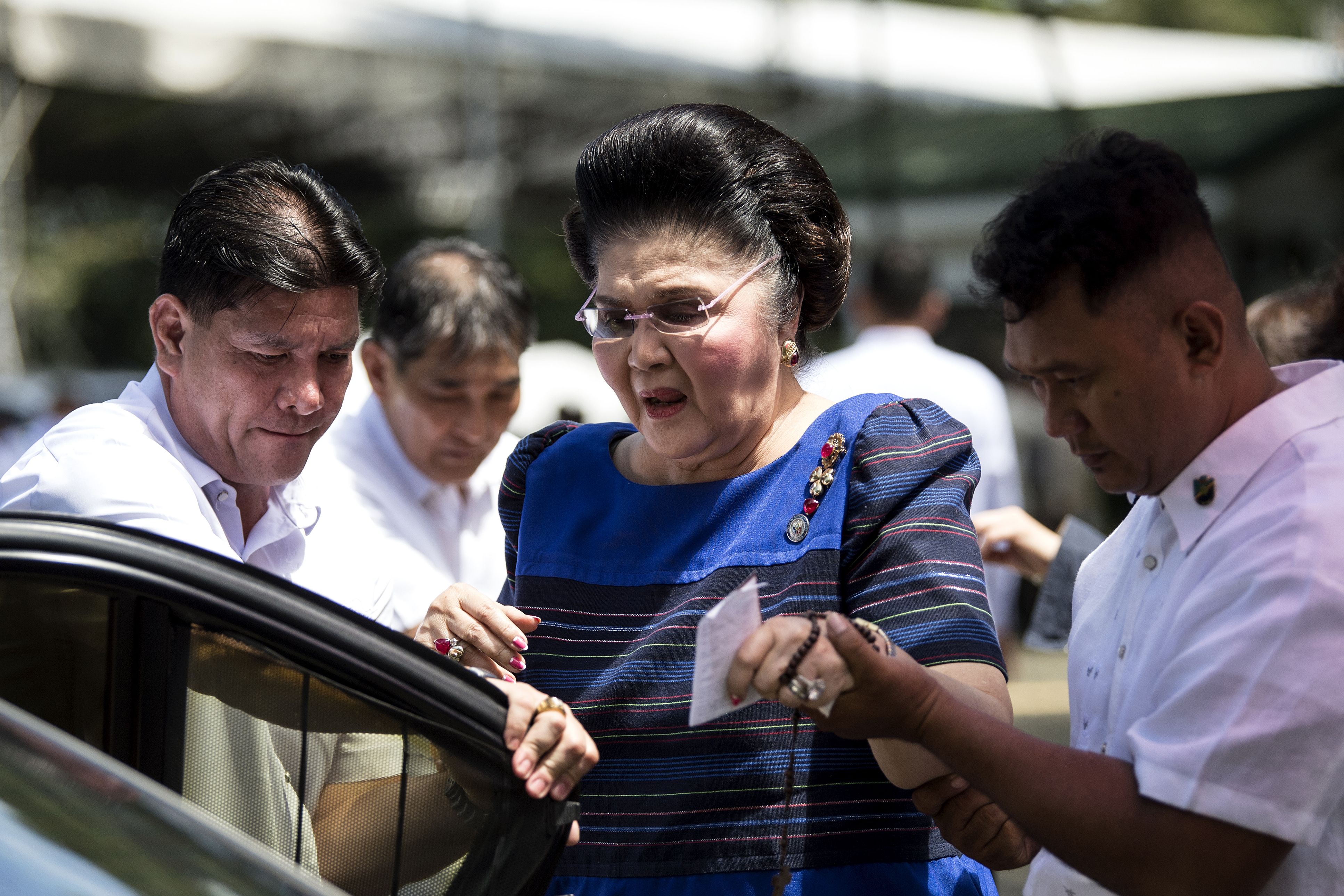 زوجة الرئيس الفلبينى السابق تغادر مقر مقابر مانيلا عقب انتهاء احتفالية يوم الأبطال