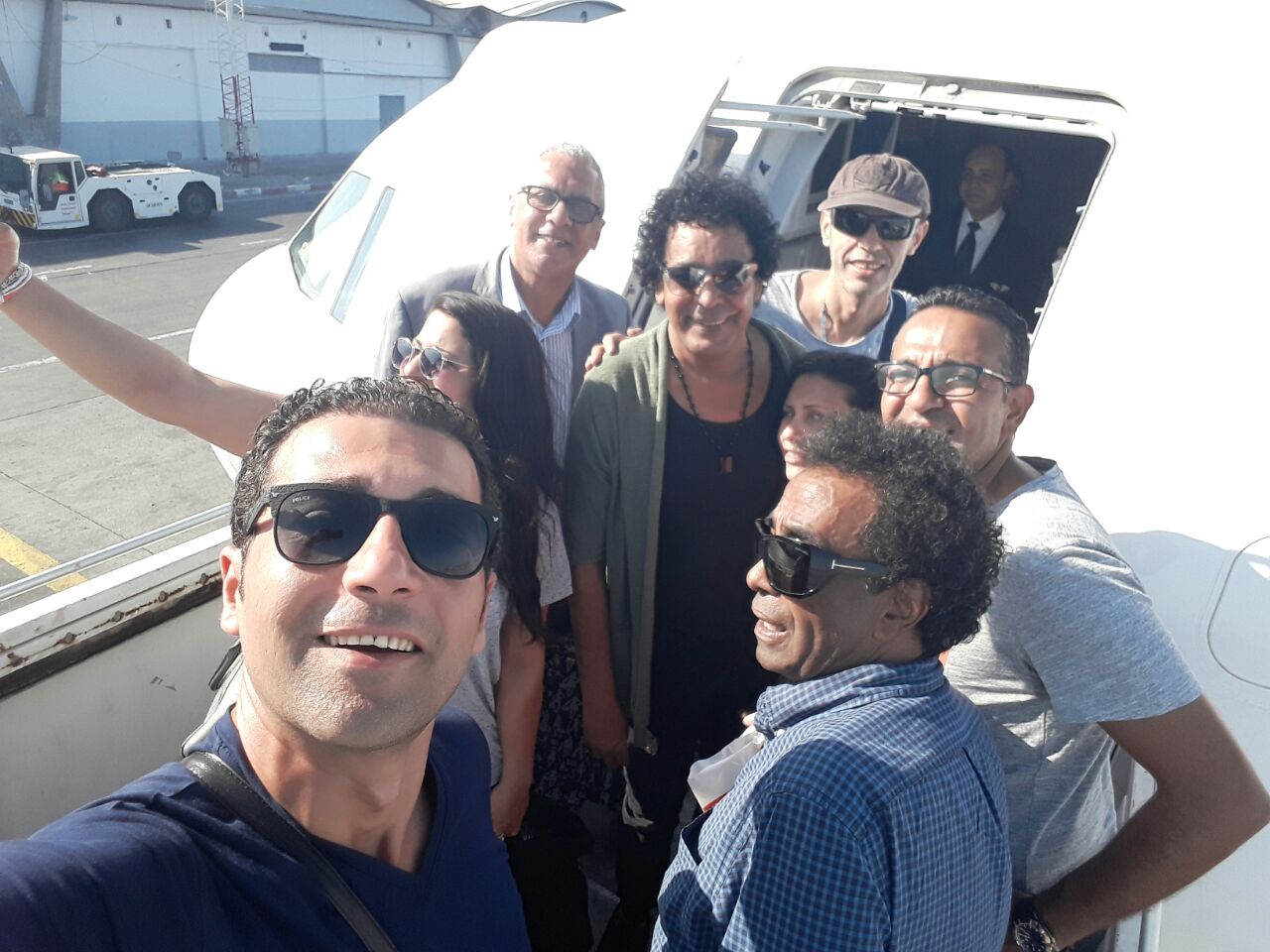 الكينج لحظة مغادرته مطار قرطاج مع فريق عمله