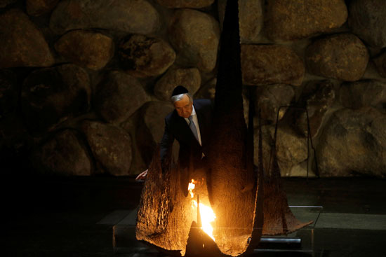 جويتريش-يقف-أمام-شعلة-النار-بمتحف-المحرقة-فى-القدس
